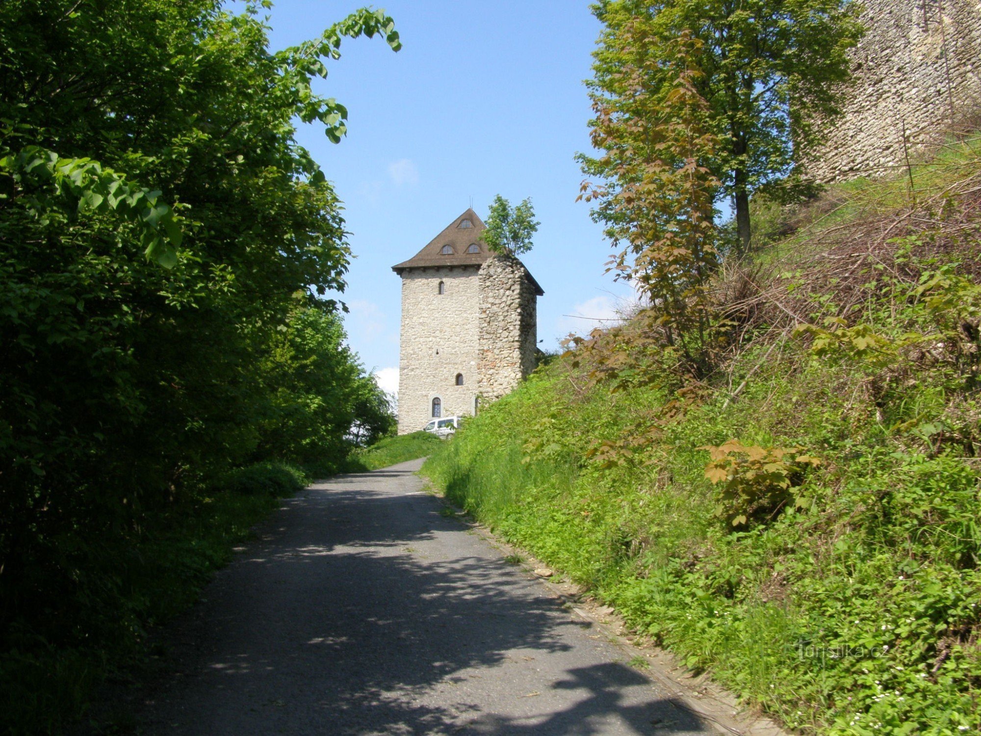 kunnostettu linnan torni