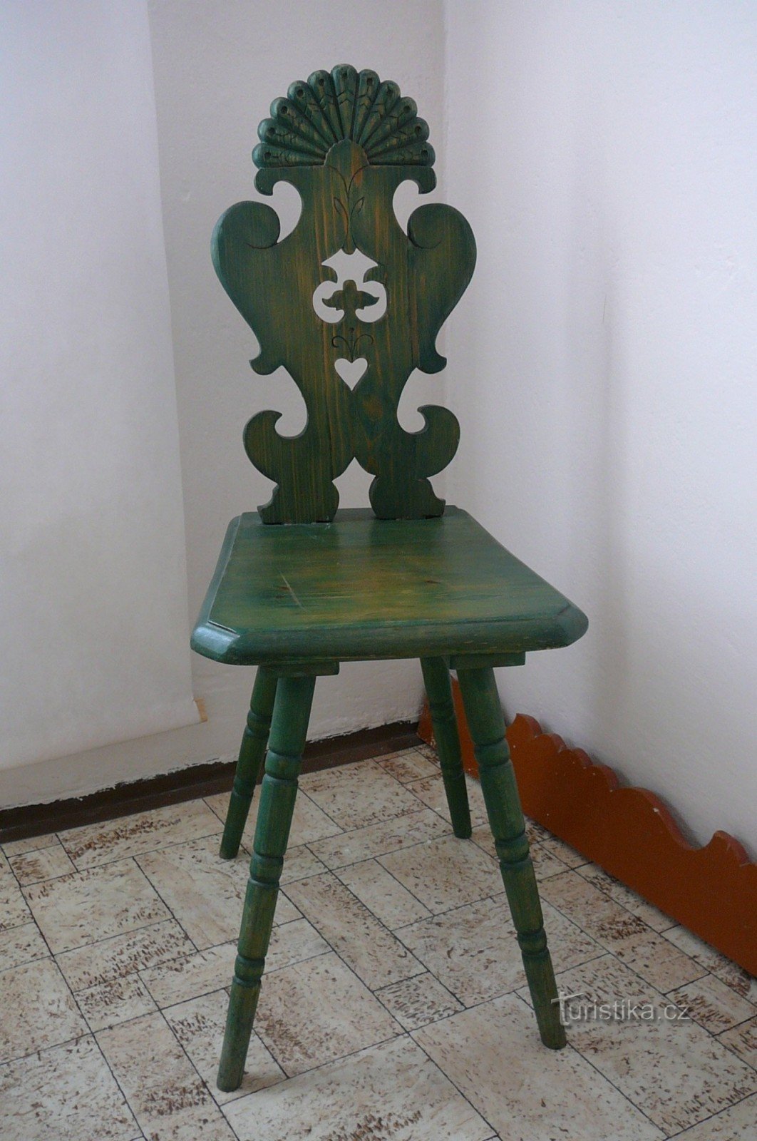元の色に復元された椅子