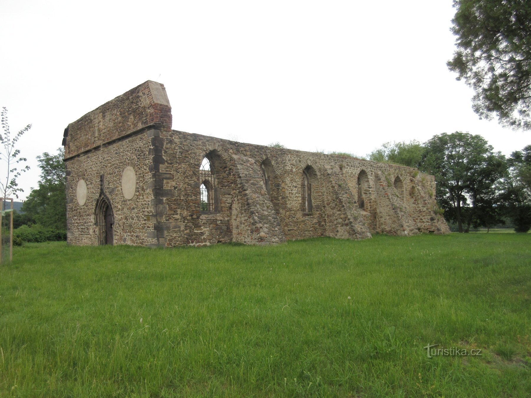Ruinerna av den gotiska kyrkan St. Procopius