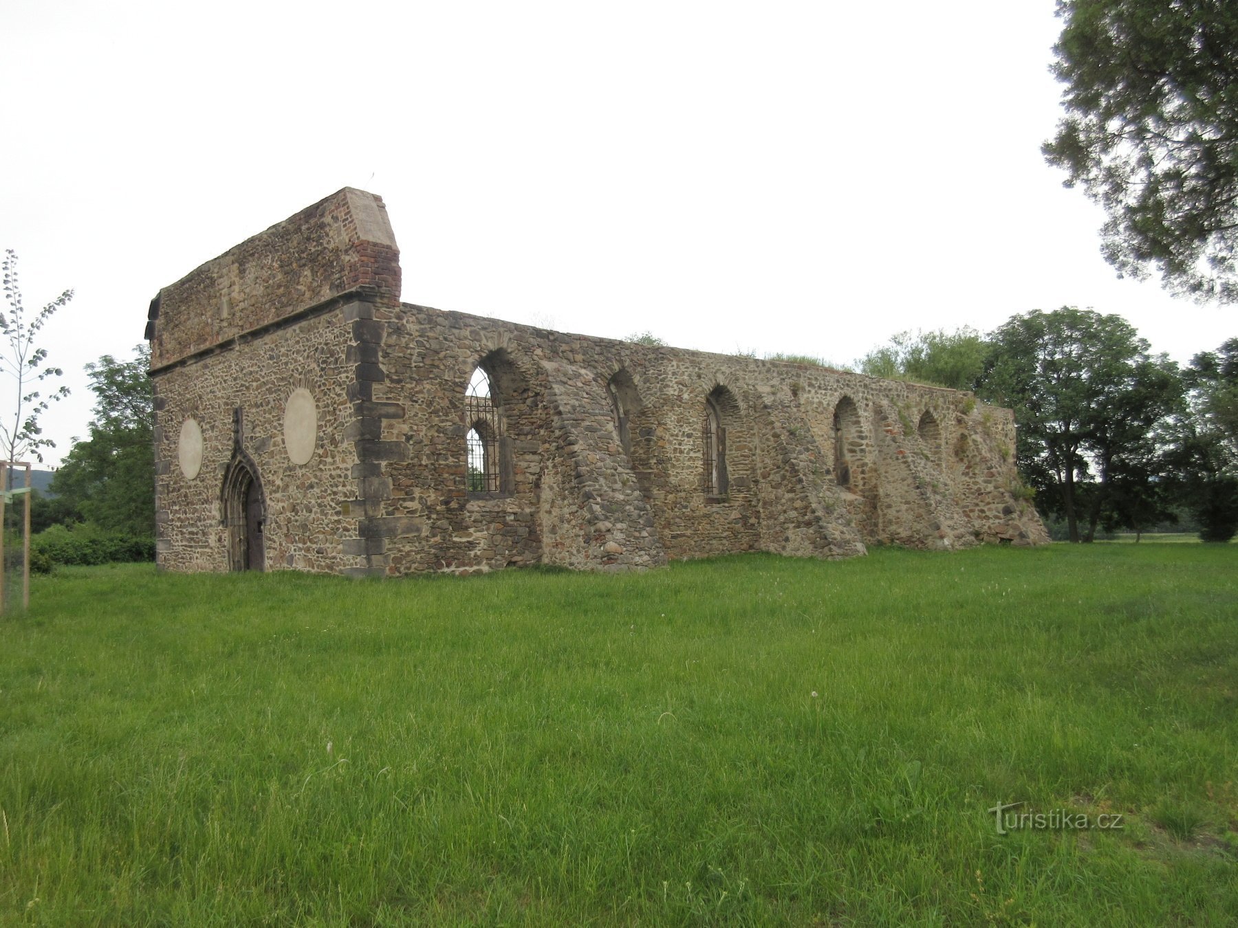 Las ruinas de la iglesia gótica de St. Procopio