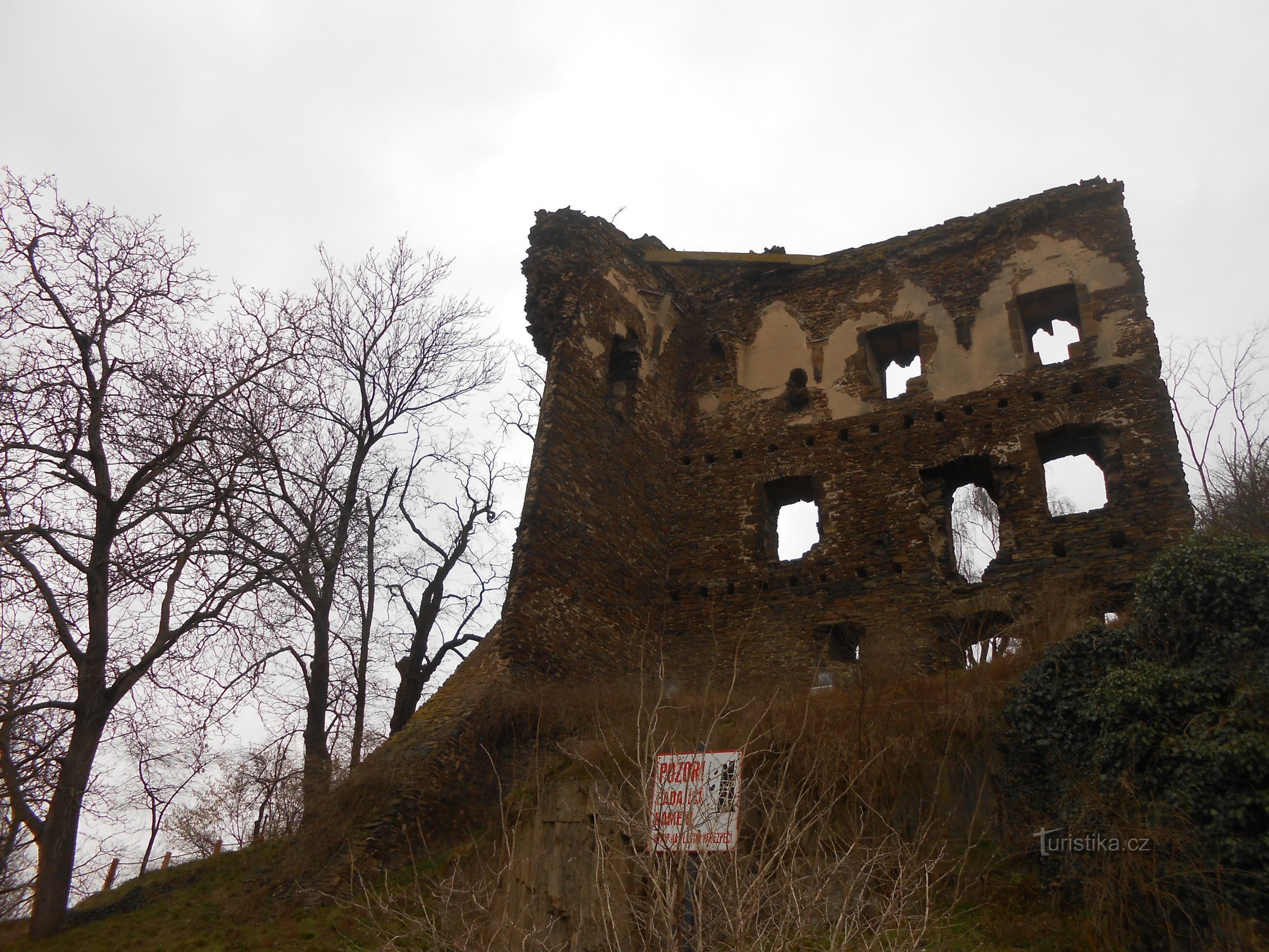 Ruinele castelului