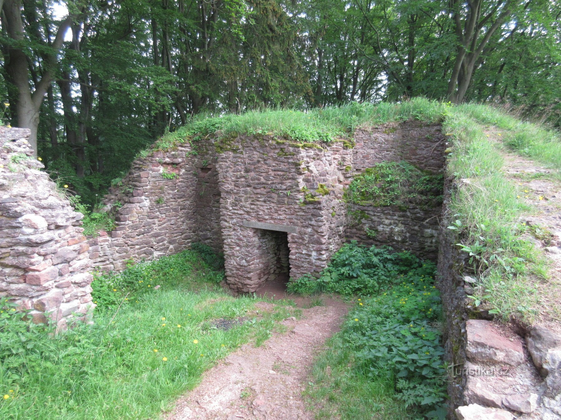De ruïnes van het kasteel Brecštejn, Havlův Hrádeček en de educatieve route Rond Pekelské vrch
