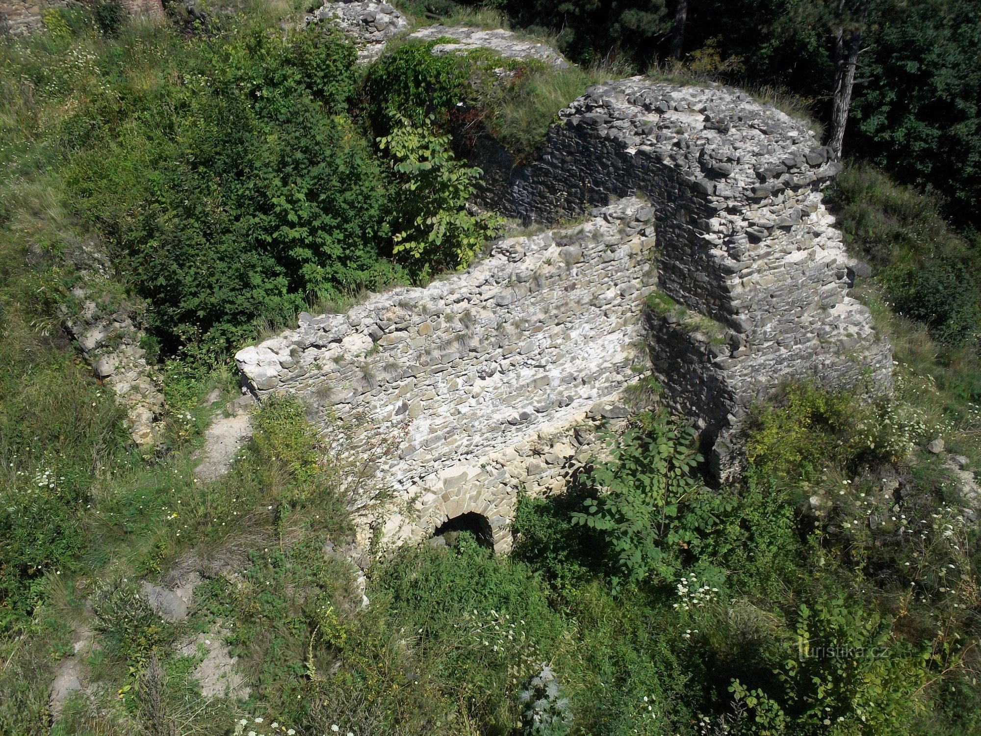 die Ruinen der Burg Cvilín