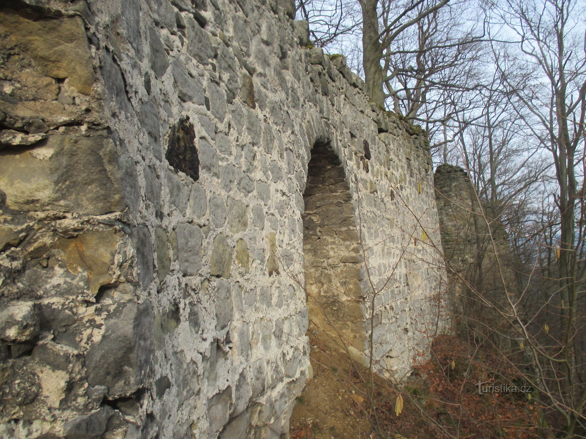 die Ruinen der Burg Děvín, Hamr na Jezeře