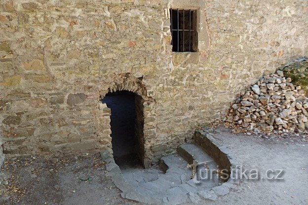 Las ruinas del castillo de Dobronice cerca de Bechyně