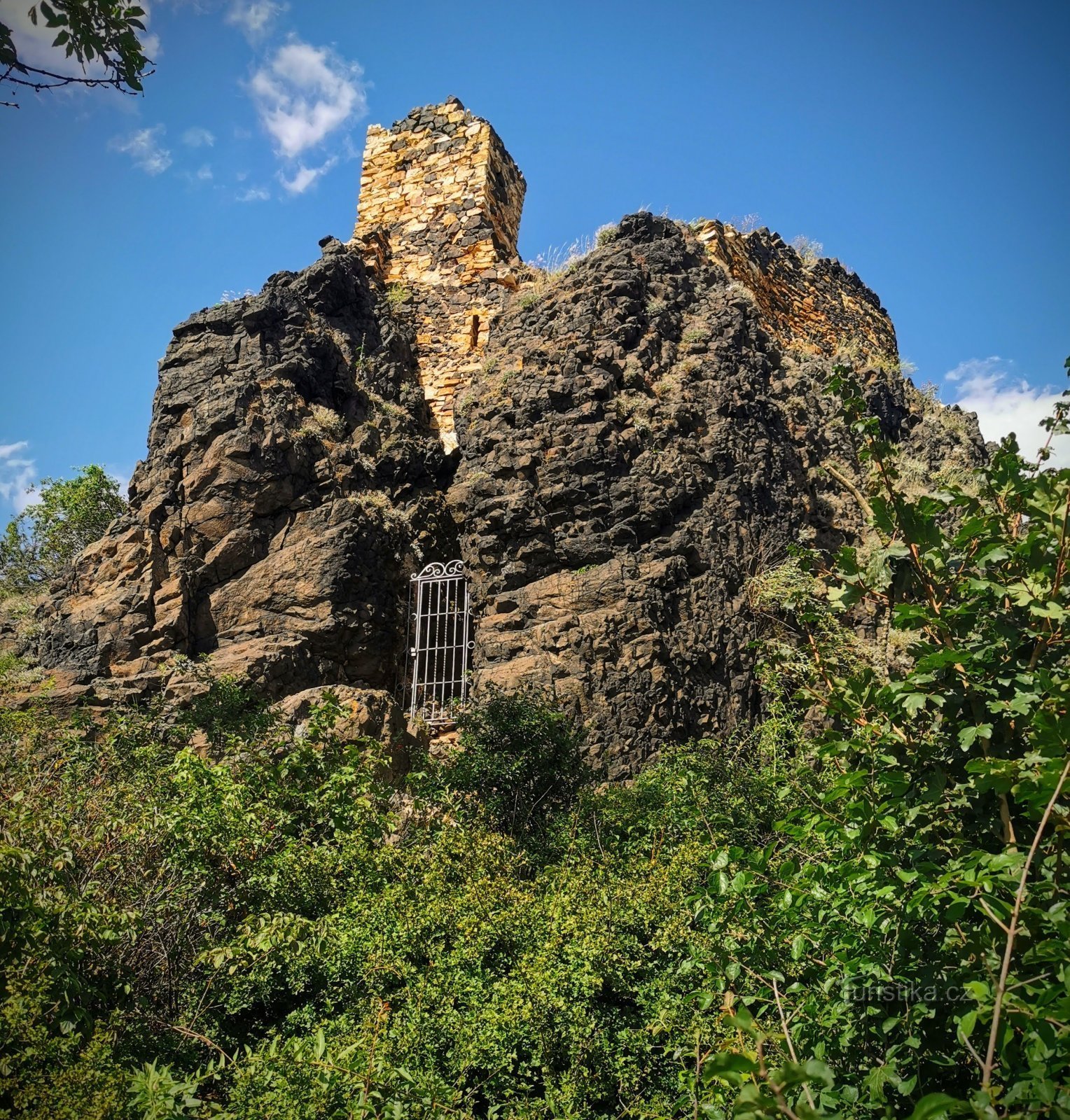 De ruïnes van het kasteel van Kamýk