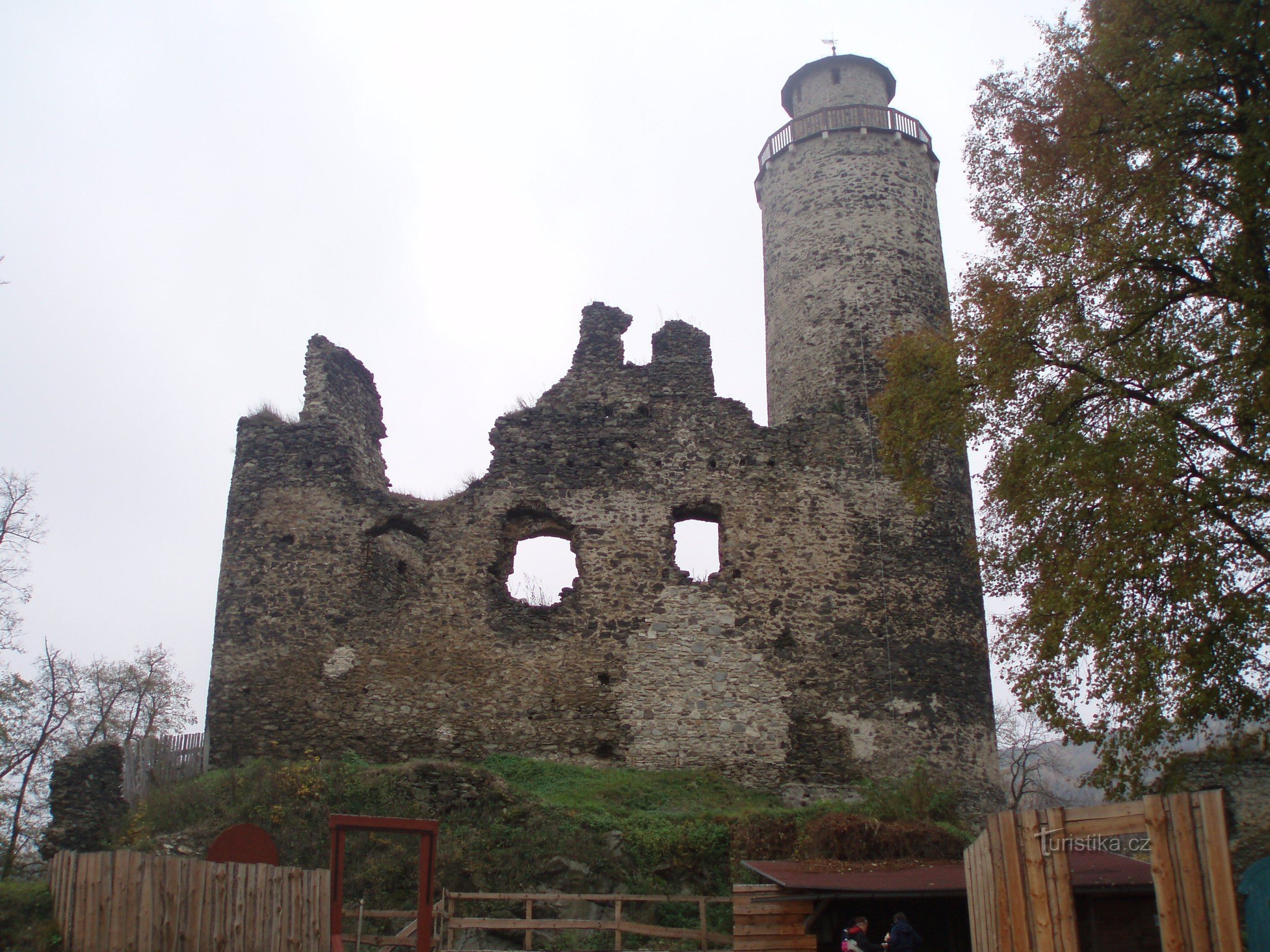 Ruinele castelului Kostomlaty