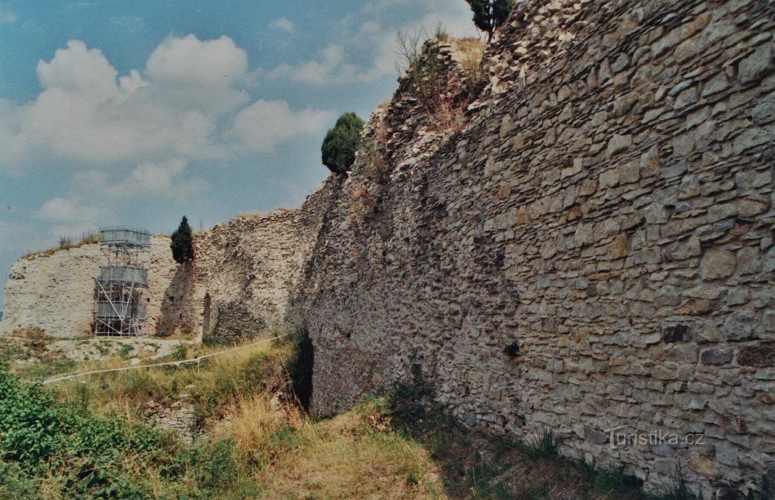 las ruinas del castillo de Lanšperk con una plataforma de observación