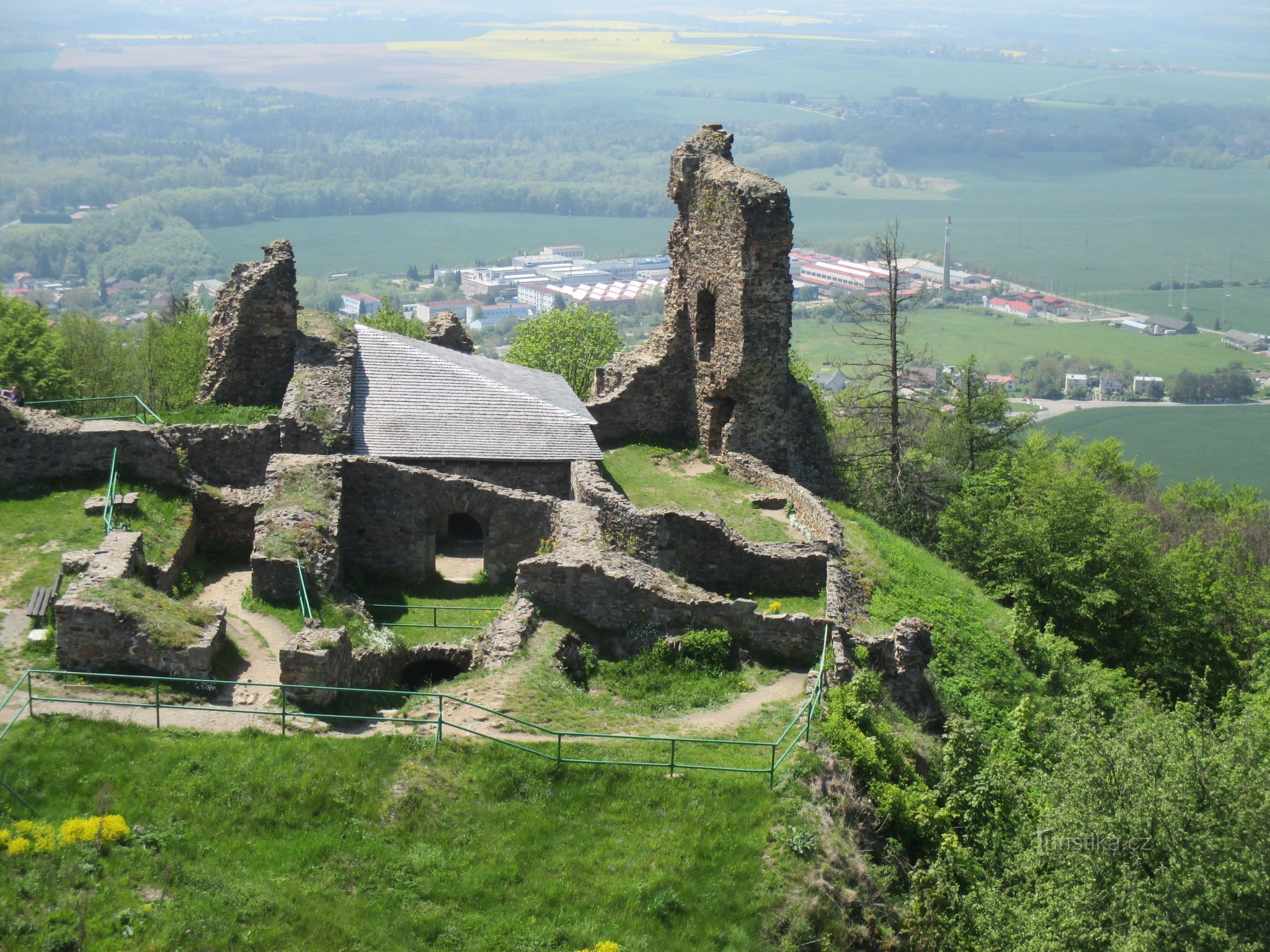 les ruines du château de Lichnice et la tour de guet Milada