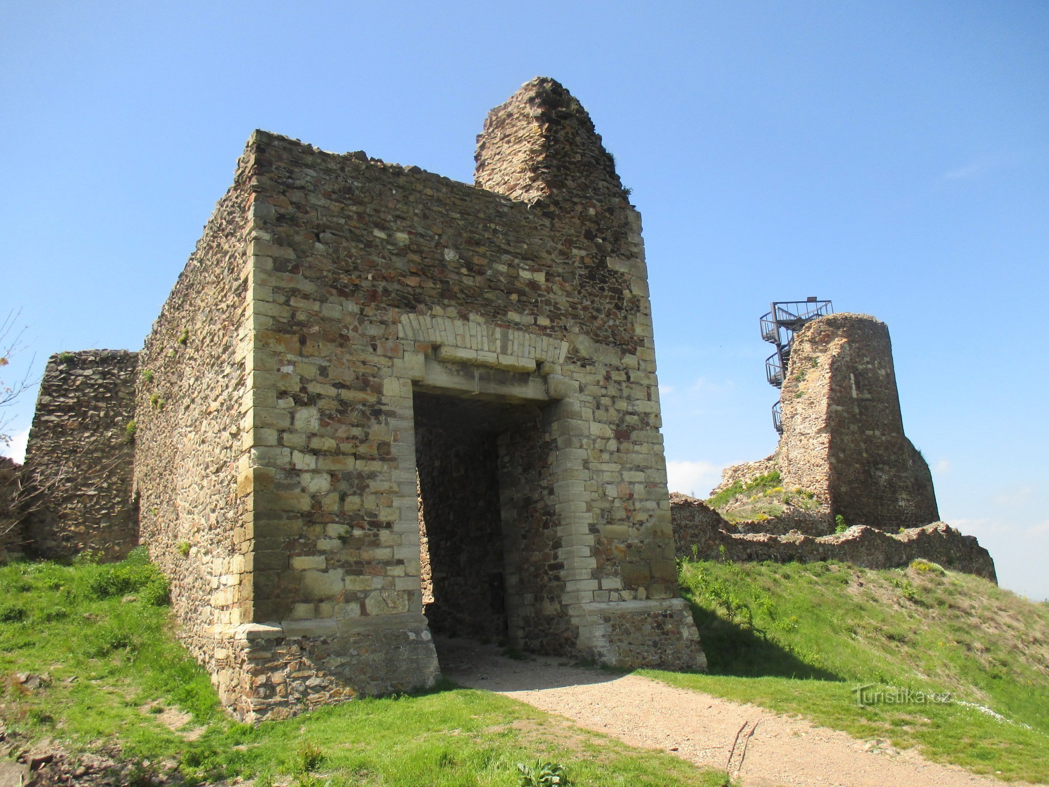 de ruïnes van het kasteel van Lichnice en de uitkijktoren van Milada