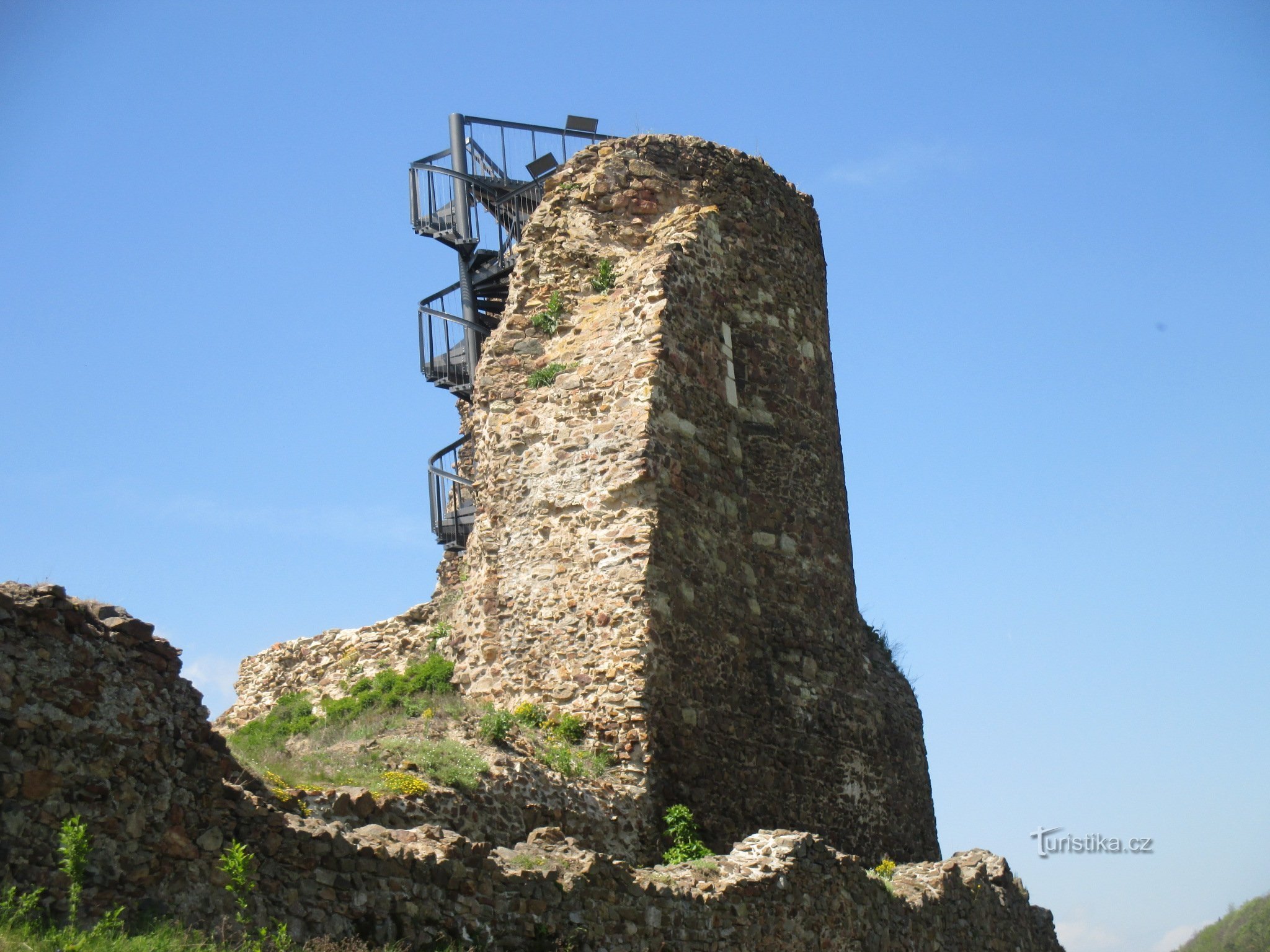a Lichnice-kastély és a Milada-kilátó romjai
