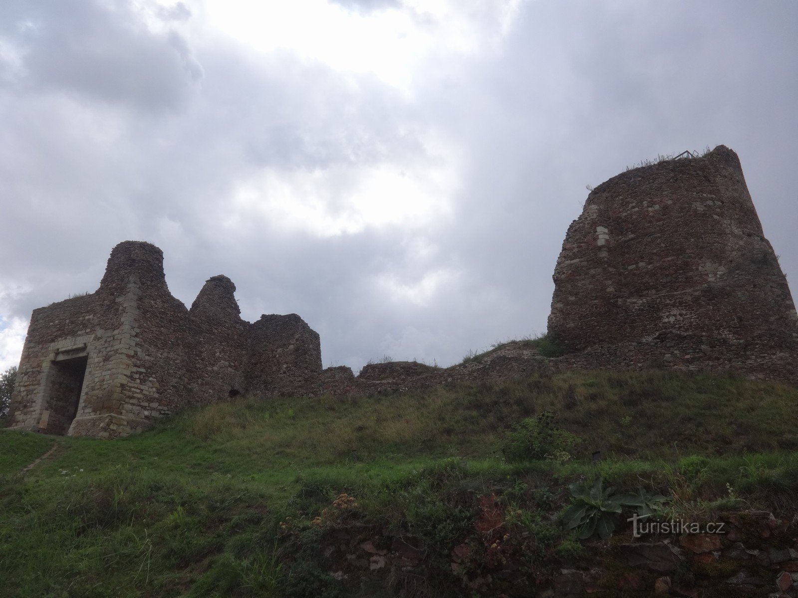 Ruinerna av slottet Lichnice i Iron Mountains