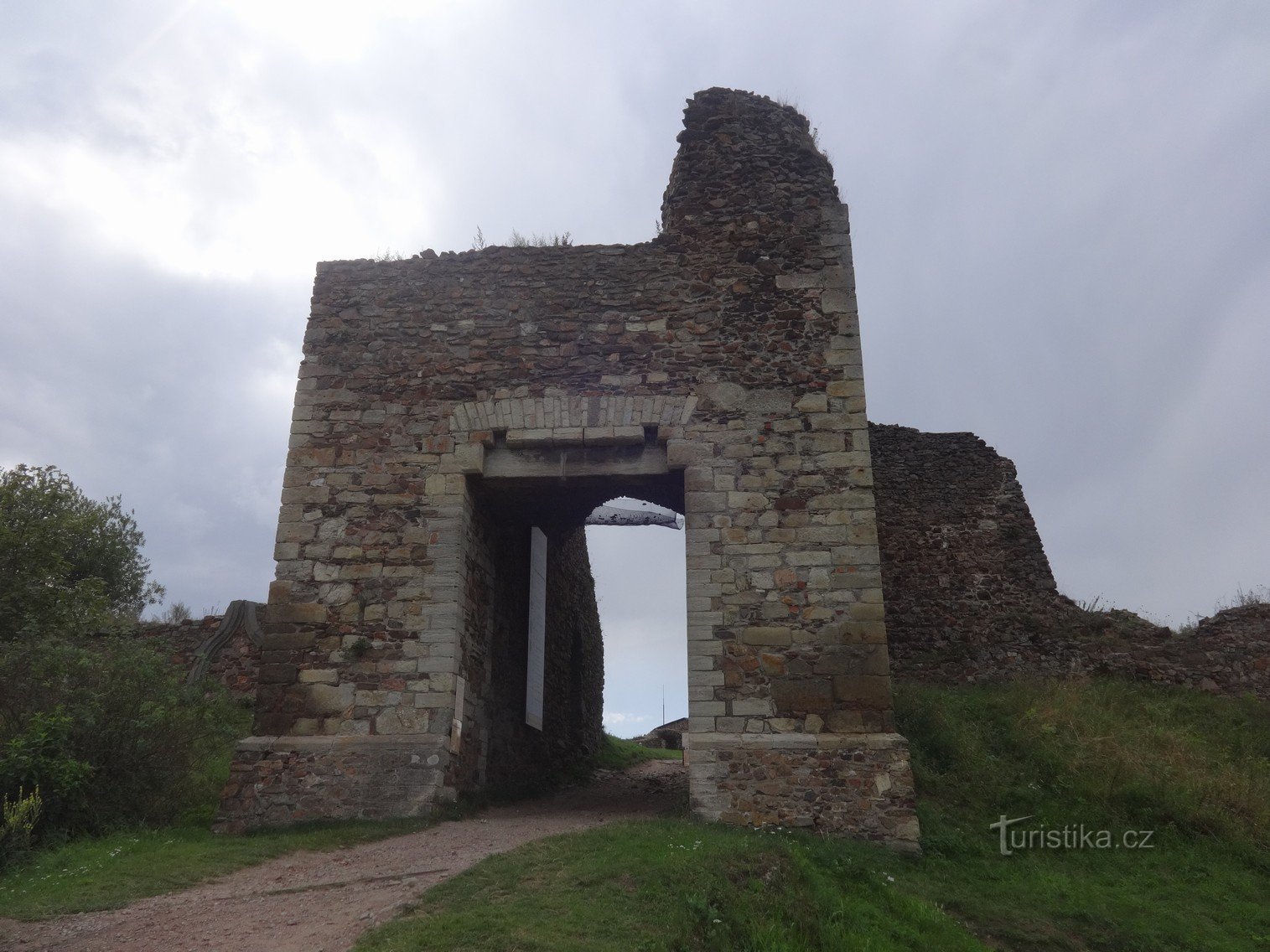 Ruinerna av slottet Lichnice i Iron Mountains