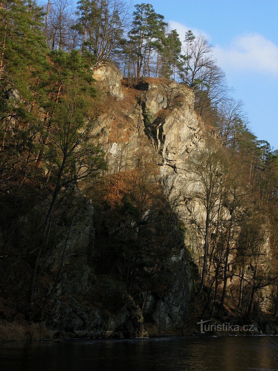 Les ruines du château de Maškovec depuis l'autre rive de la Vltava