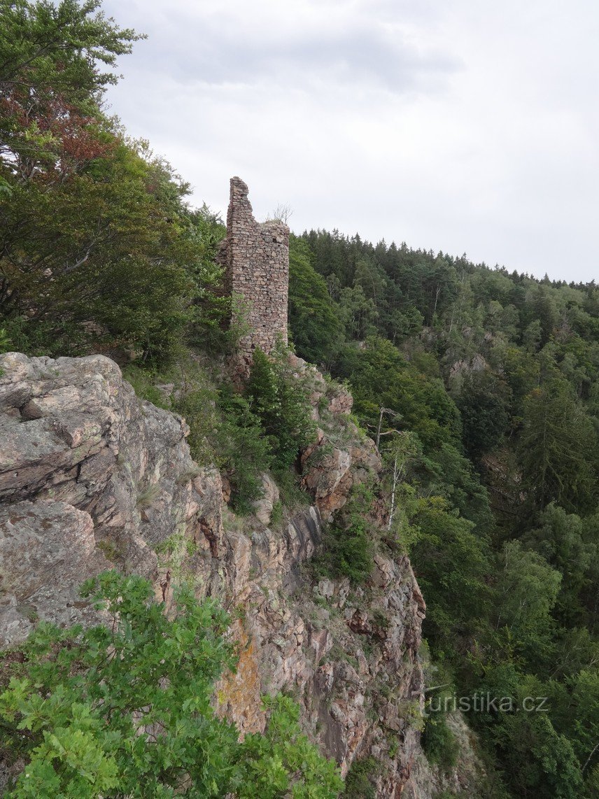 Ruinerna av slottet Oheb vid vattenreservoaren Seč
