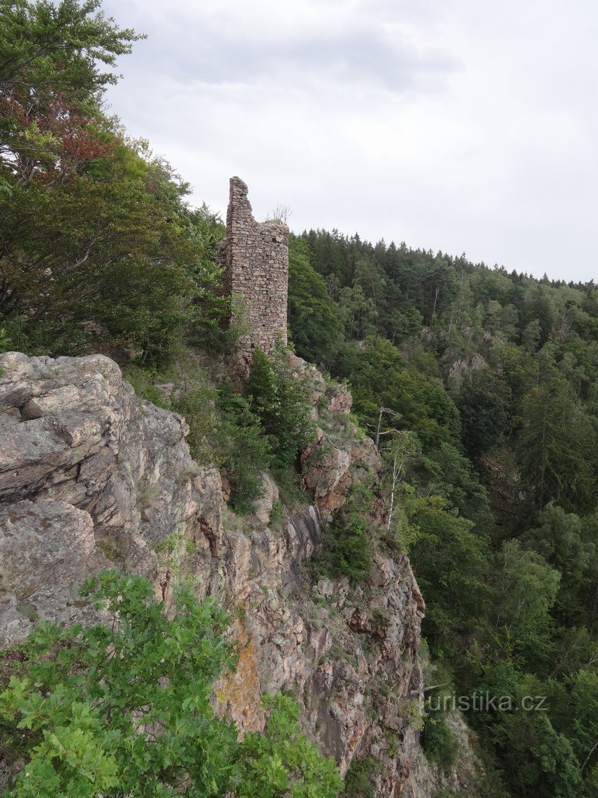 Le rovine del castello di Oheb presso il bacino idrico Seč