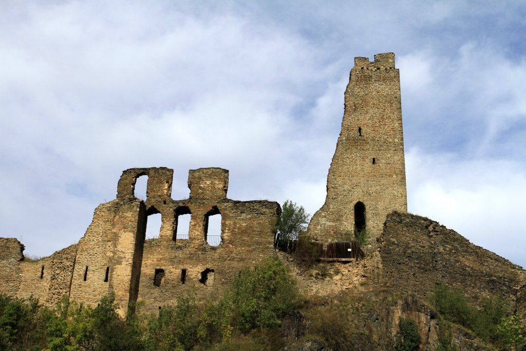 Die Ruine der Burg Okoř