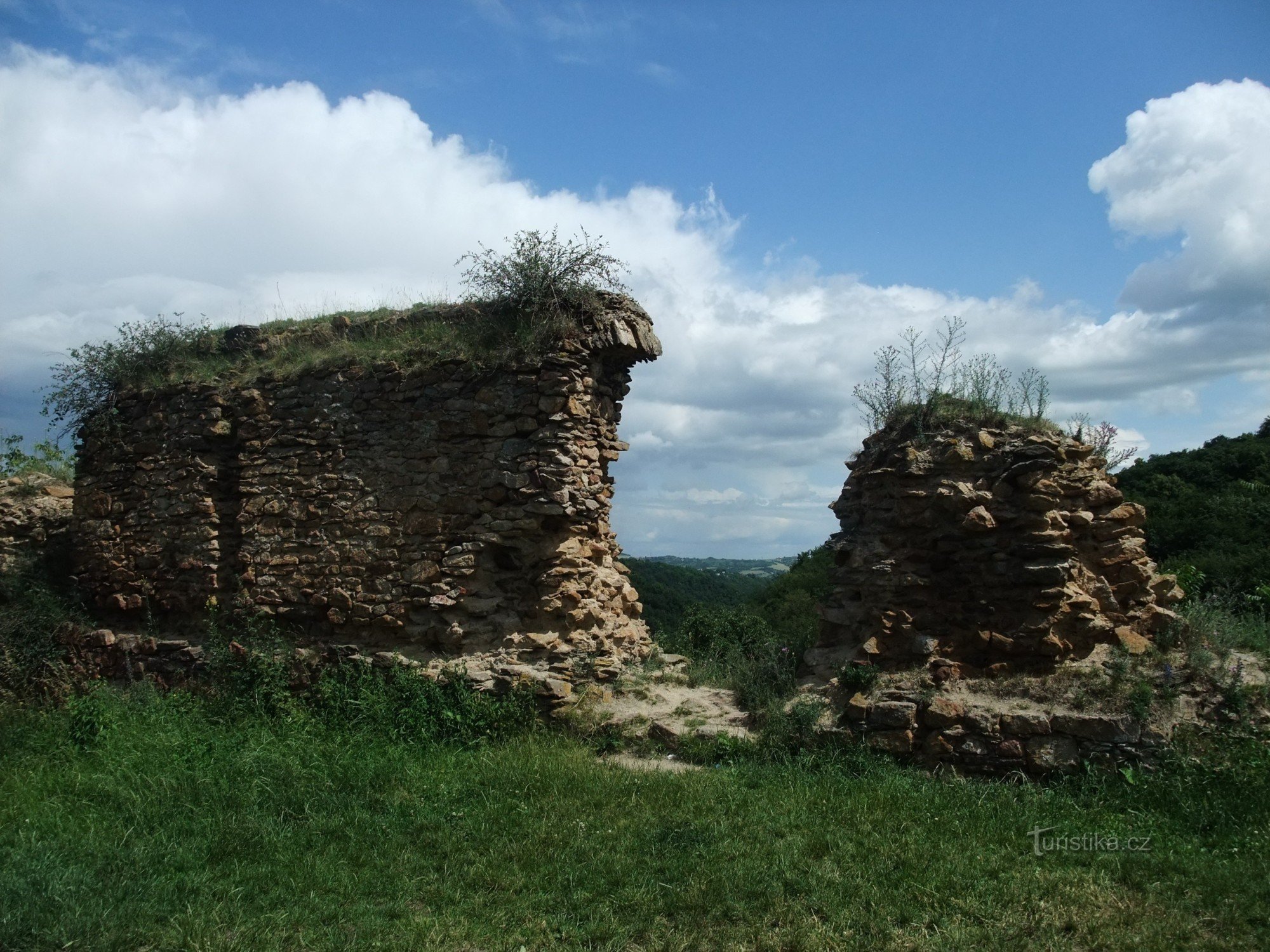 Руїни замку Опарно