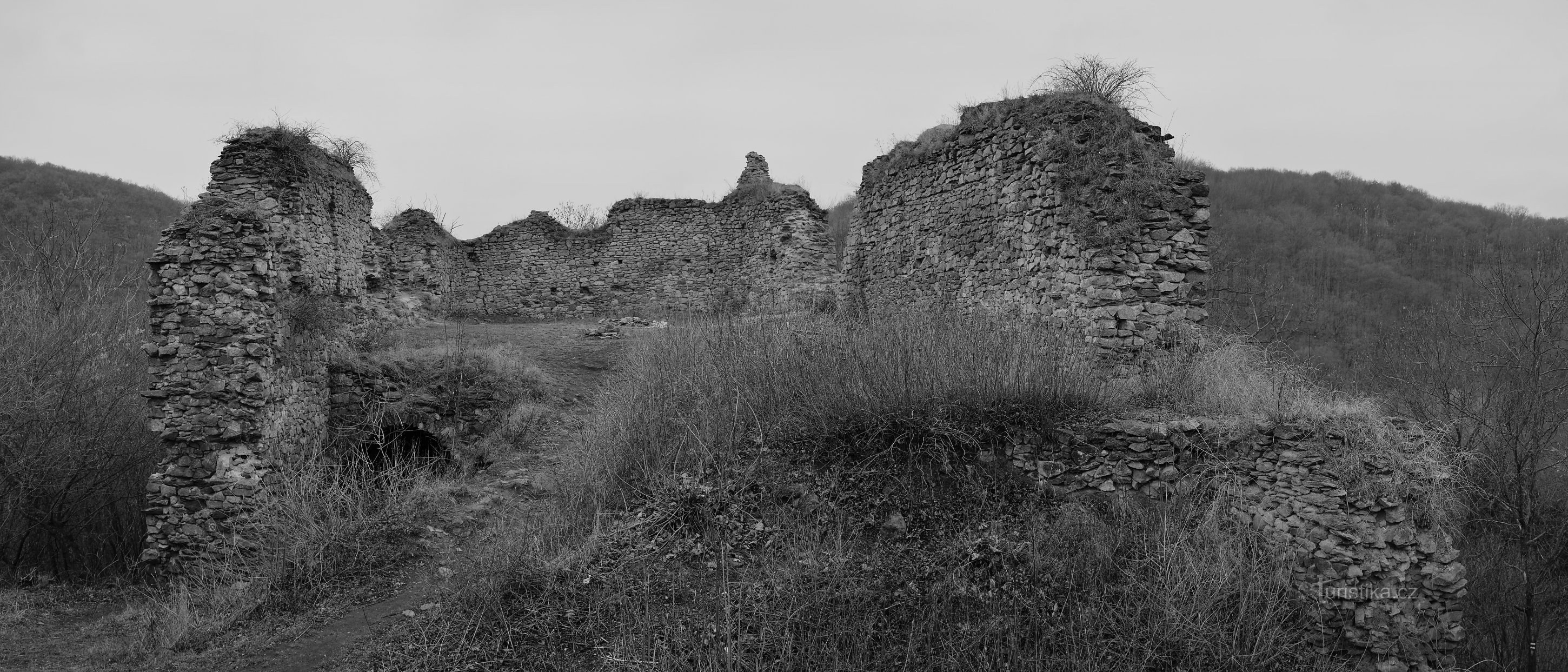 Ruinen der Burg Opárno.