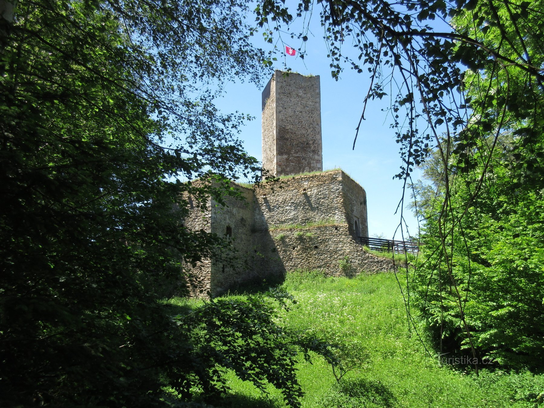 As ruínas do Castelo de Orlík com uma torre de observação