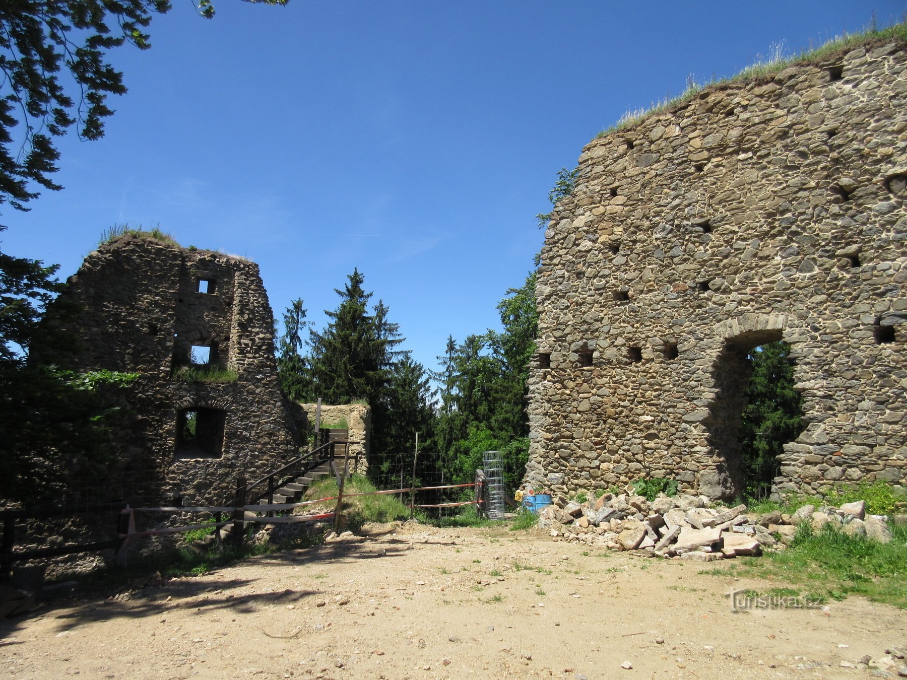 As ruínas do Castelo de Orlík com uma torre de observação