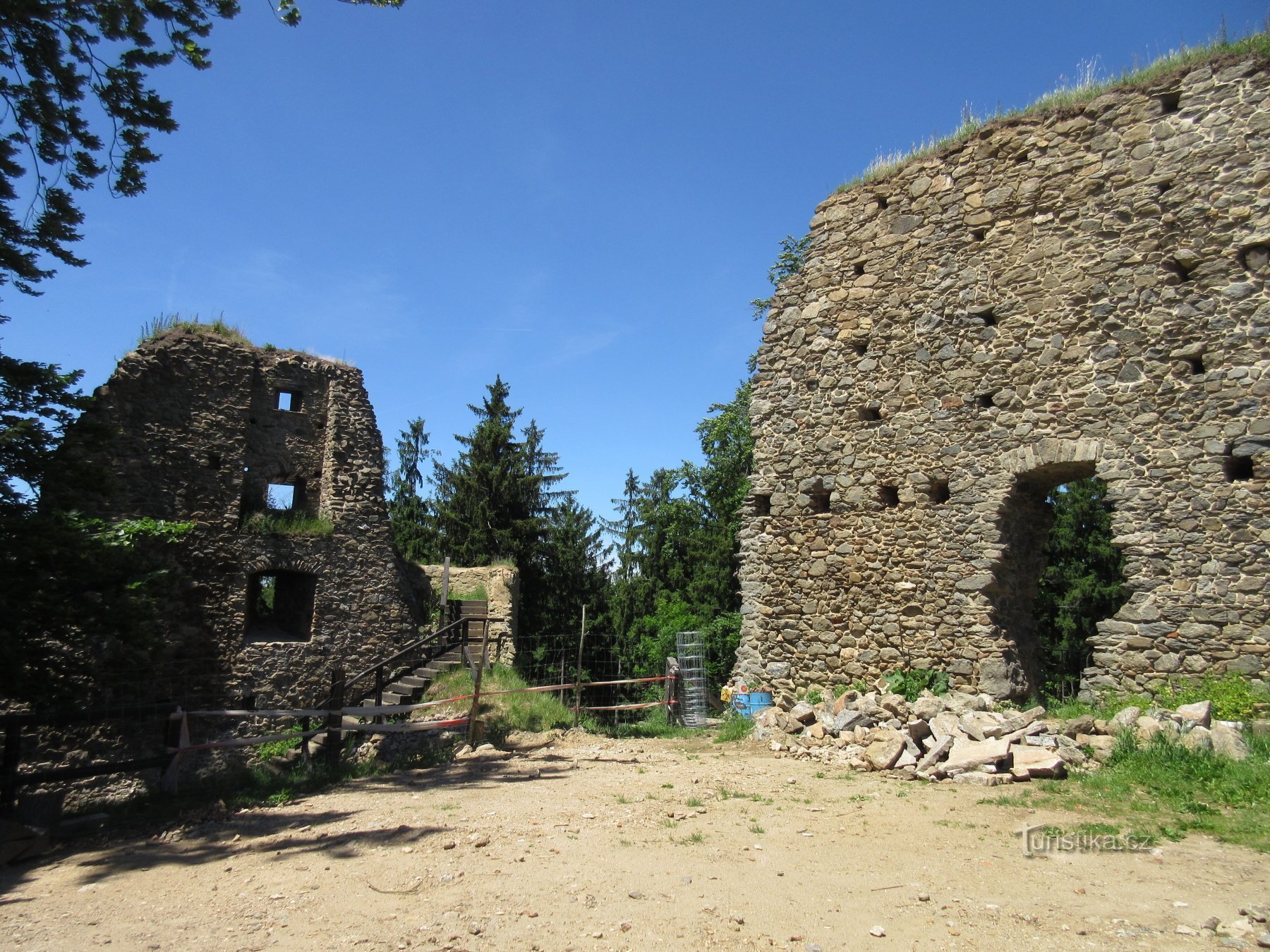 Las ruinas del castillo de Orlík con una torre de vigilancia