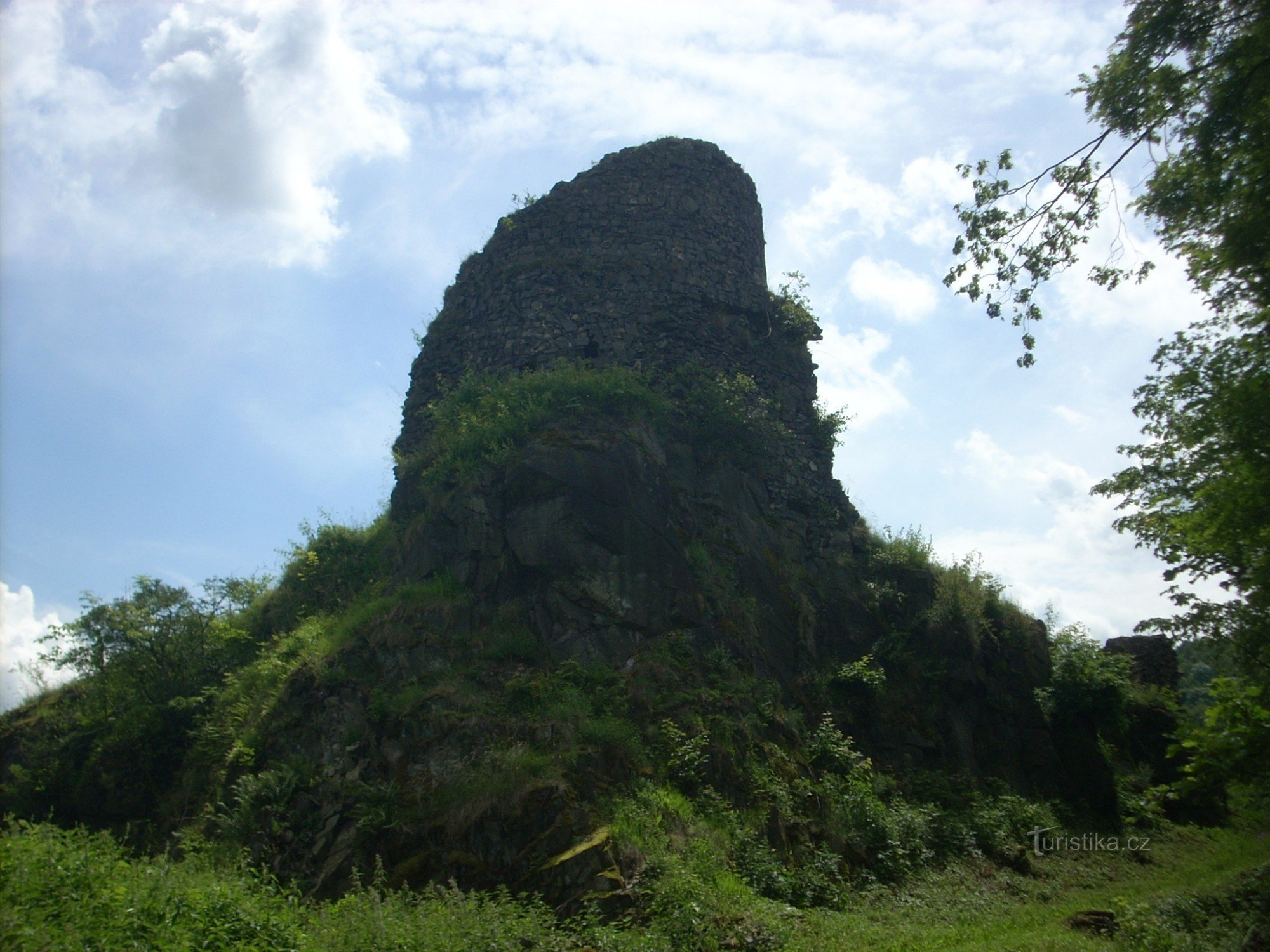 Las ruinas del castillo de Ostrý