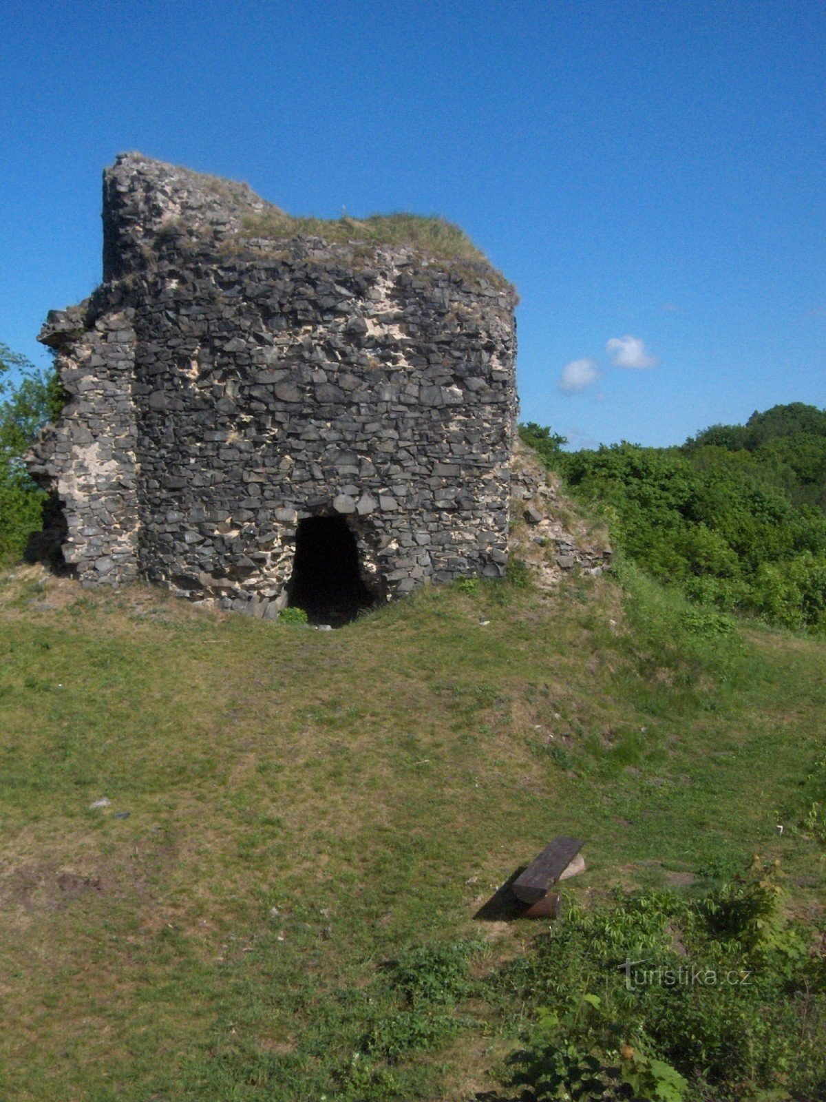 de ruïnes van het kasteel van Ostrý