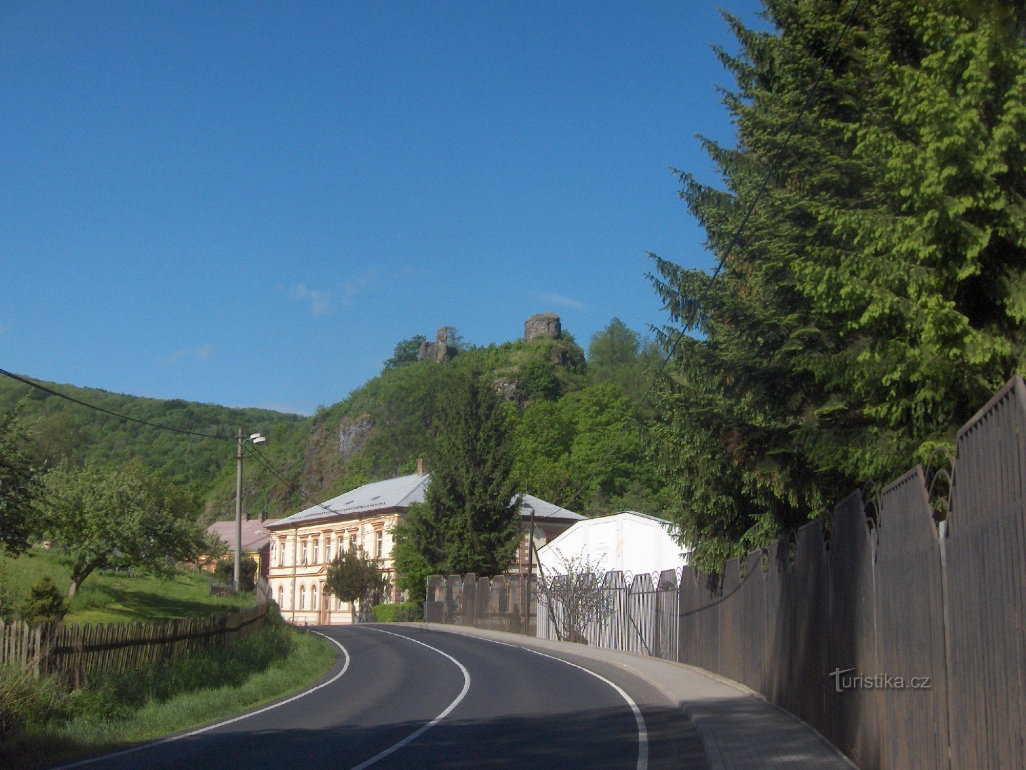 le rovine del castello di Ostrý