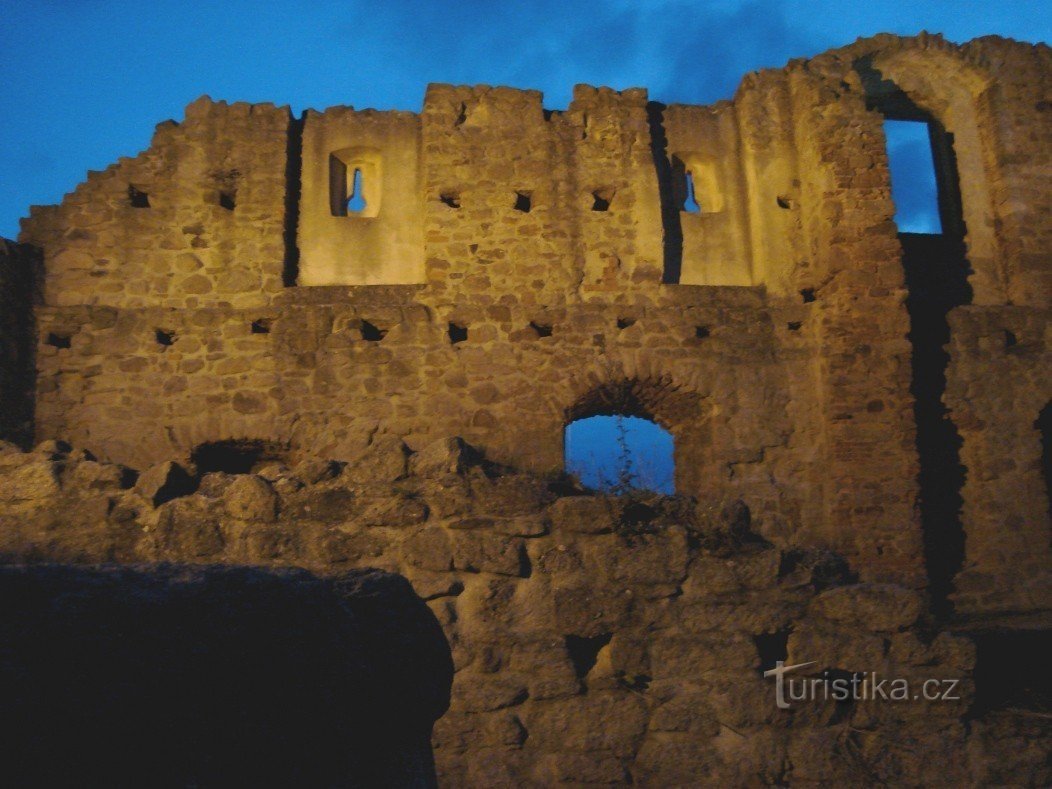 De ruïnes van Pecka Castle