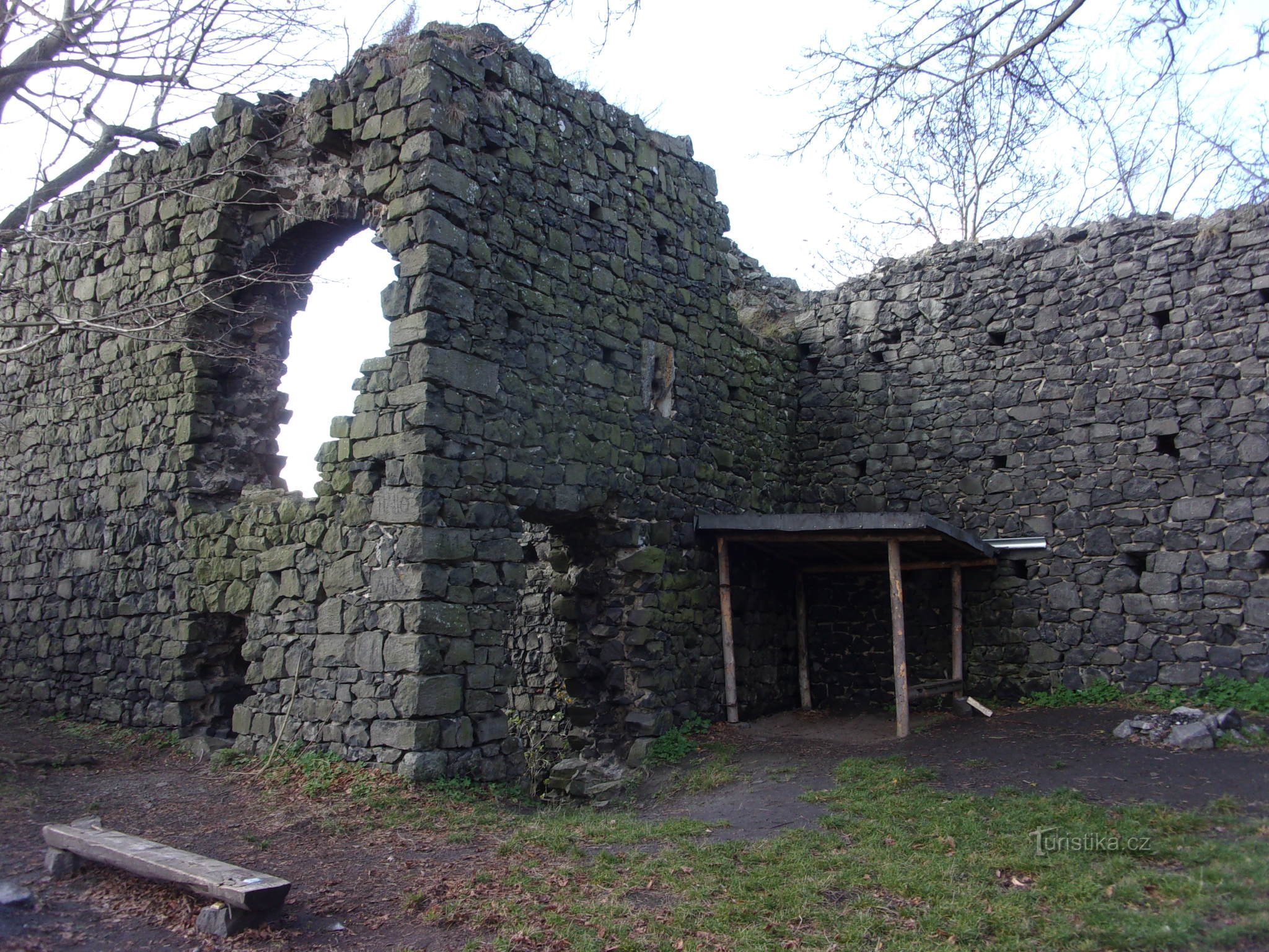 le rovine del castello di Ronov