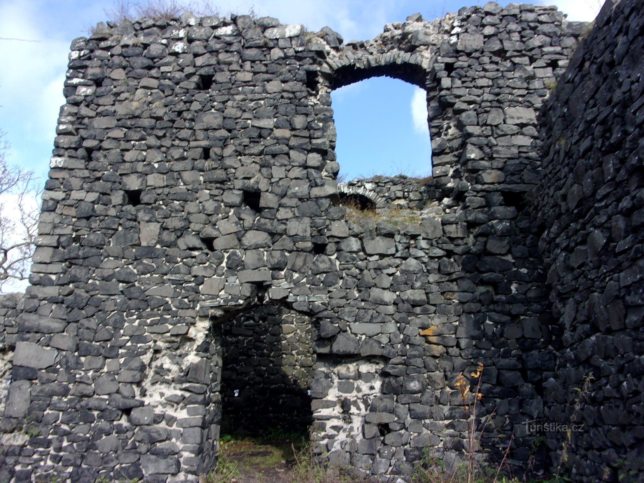 as ruínas do Castelo de Ronov