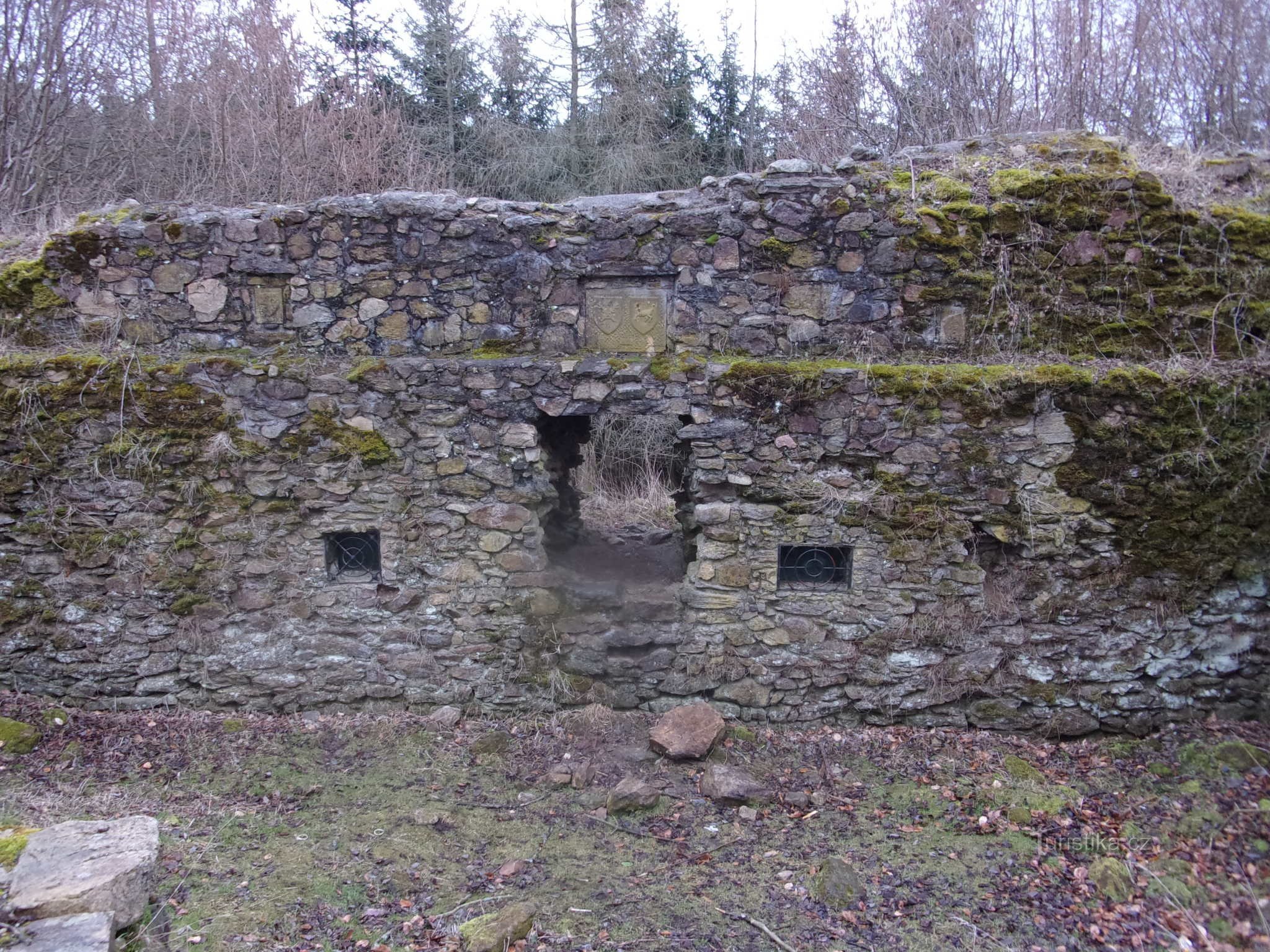 die Ruinen der Burg Ronovec