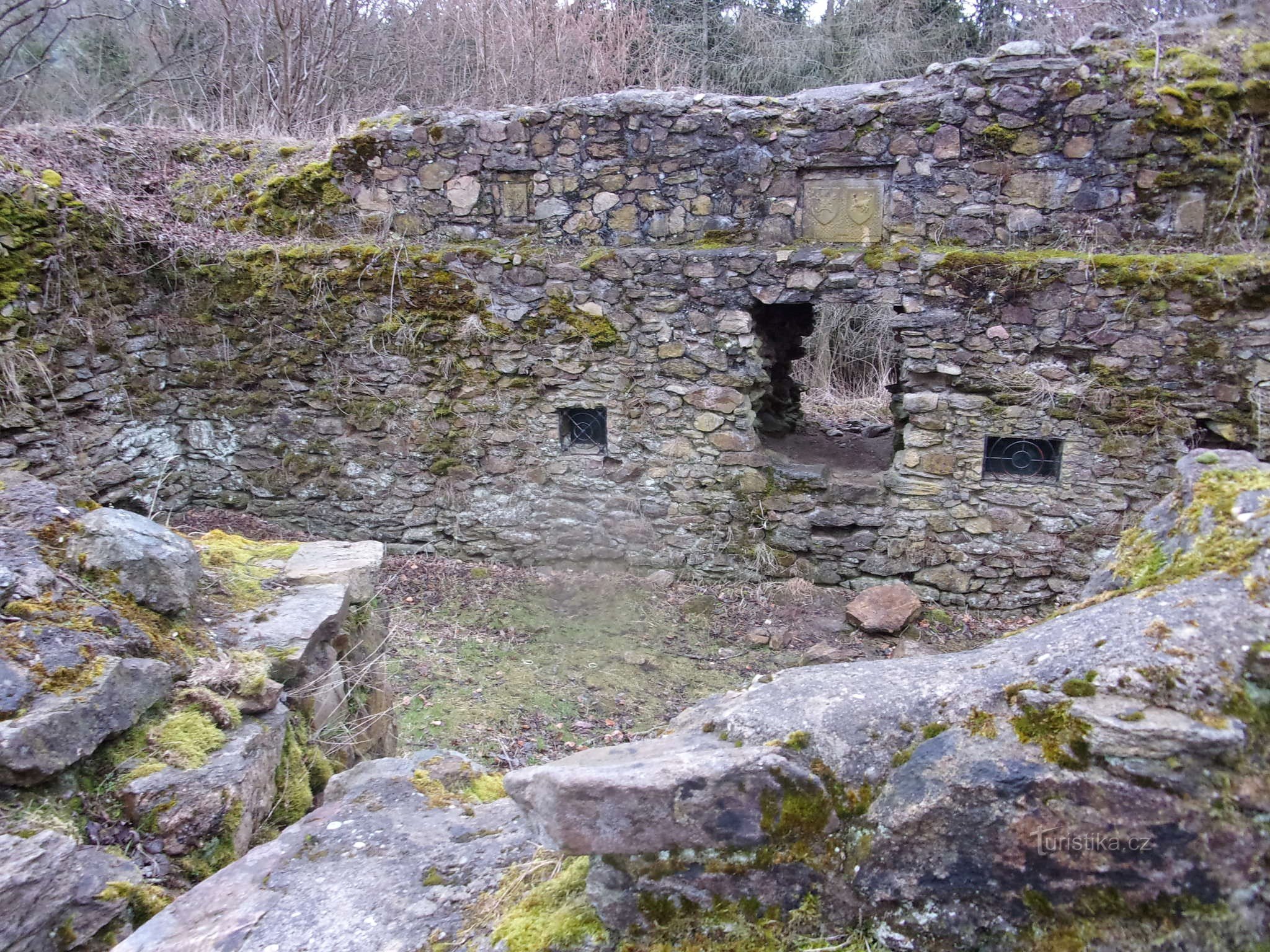 tàn tích của lâu đài Ronovec