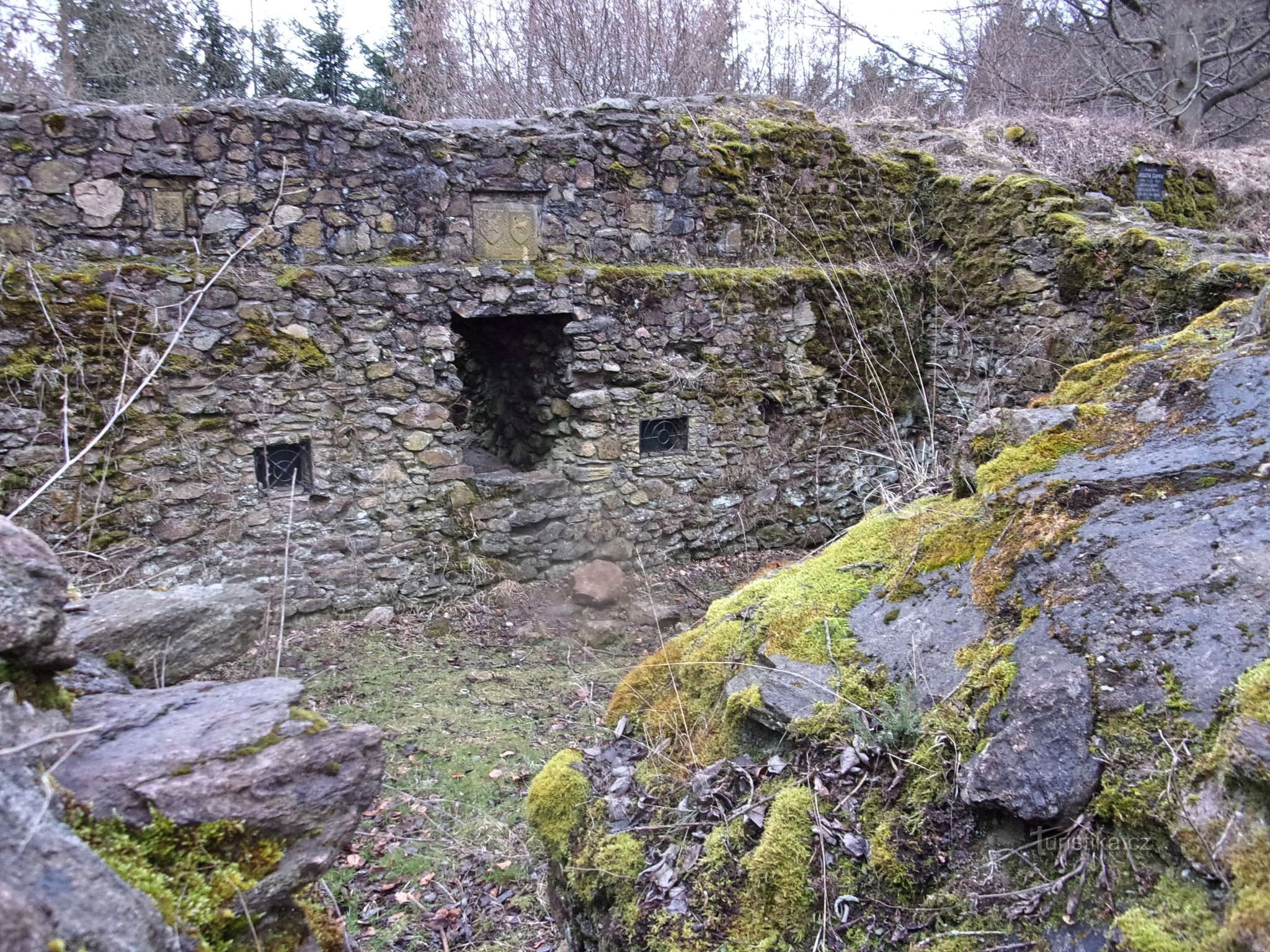 die Ruinen der Burg Ronovec