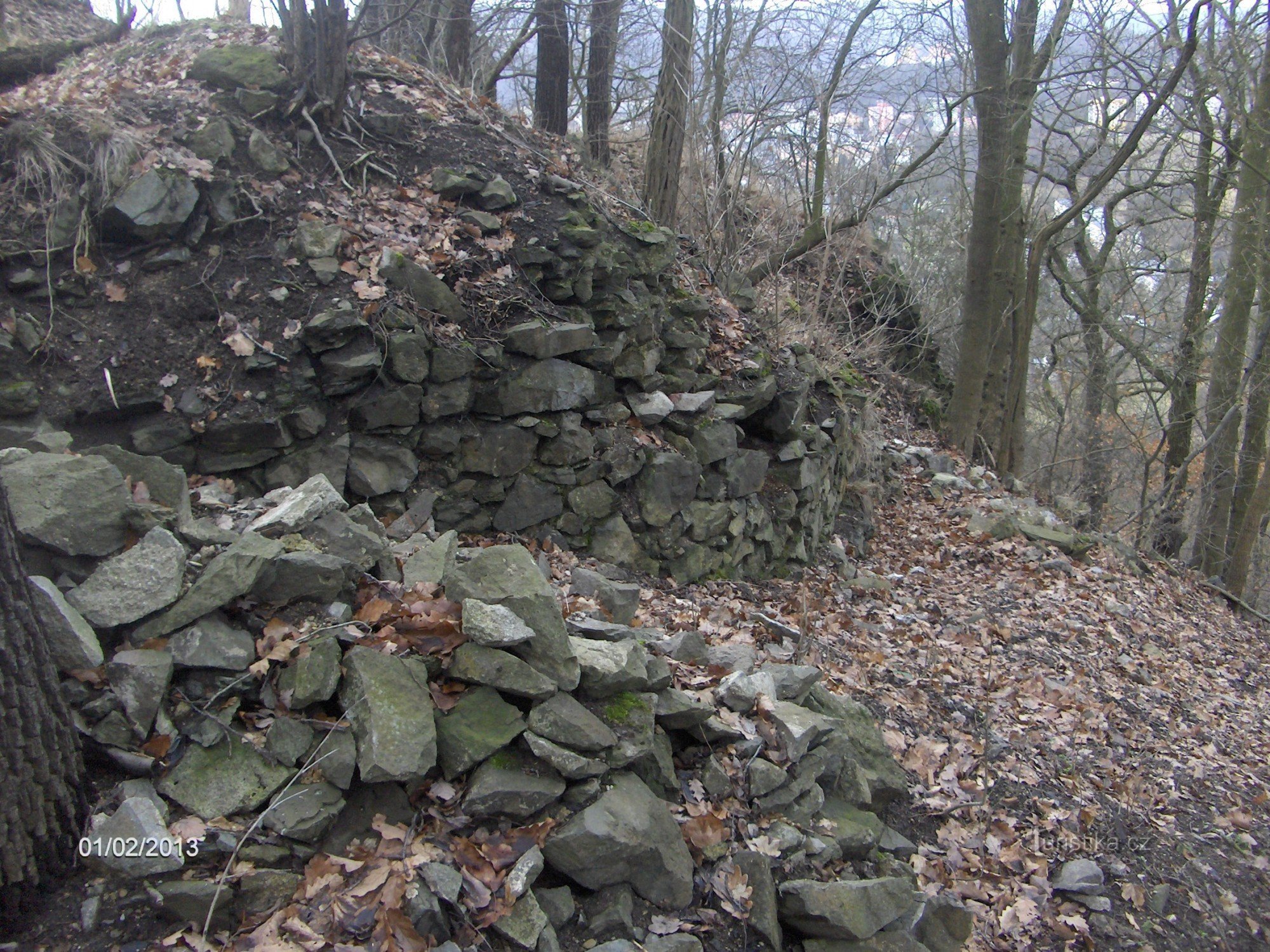 Tàn tích của lâu đài Strážný