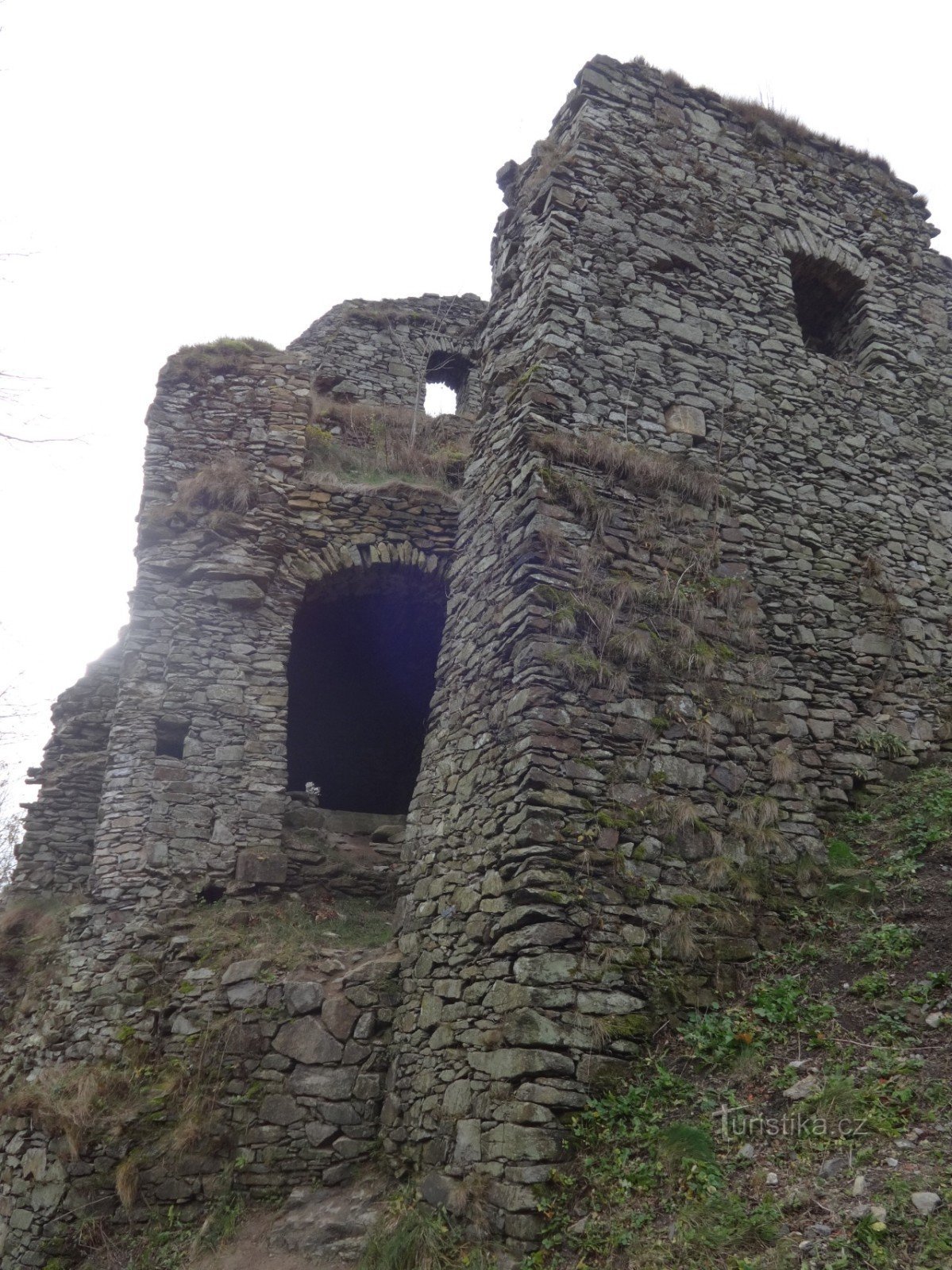 As ruínas do castelo Tolštejn perto da aldeia de Jiřetín pod Jedlovou