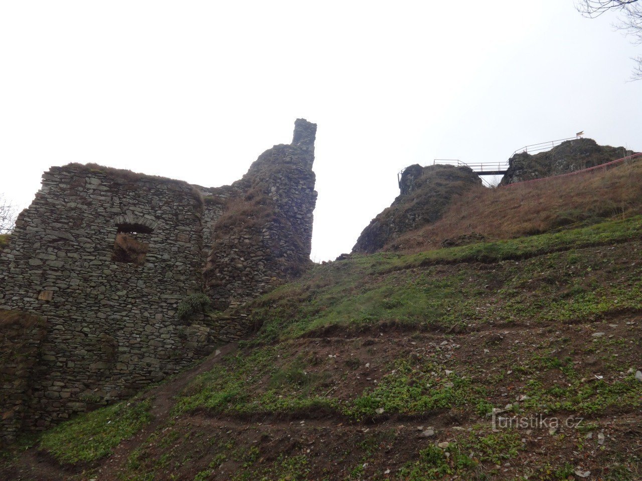 De ruïnes van het kasteel Tolštejn bij het dorp Jiřetín pod Jedlovou