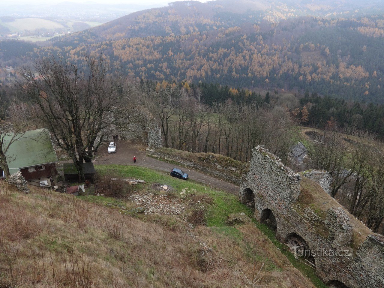 Ruinerna av slottet Tolštejn nära byn Jiřetín pod Jedlovou