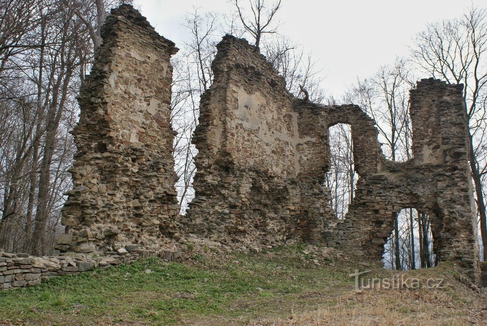 De ruïnes van kasteel Vikštejn en de schoonheid en monumenten in de omgeving