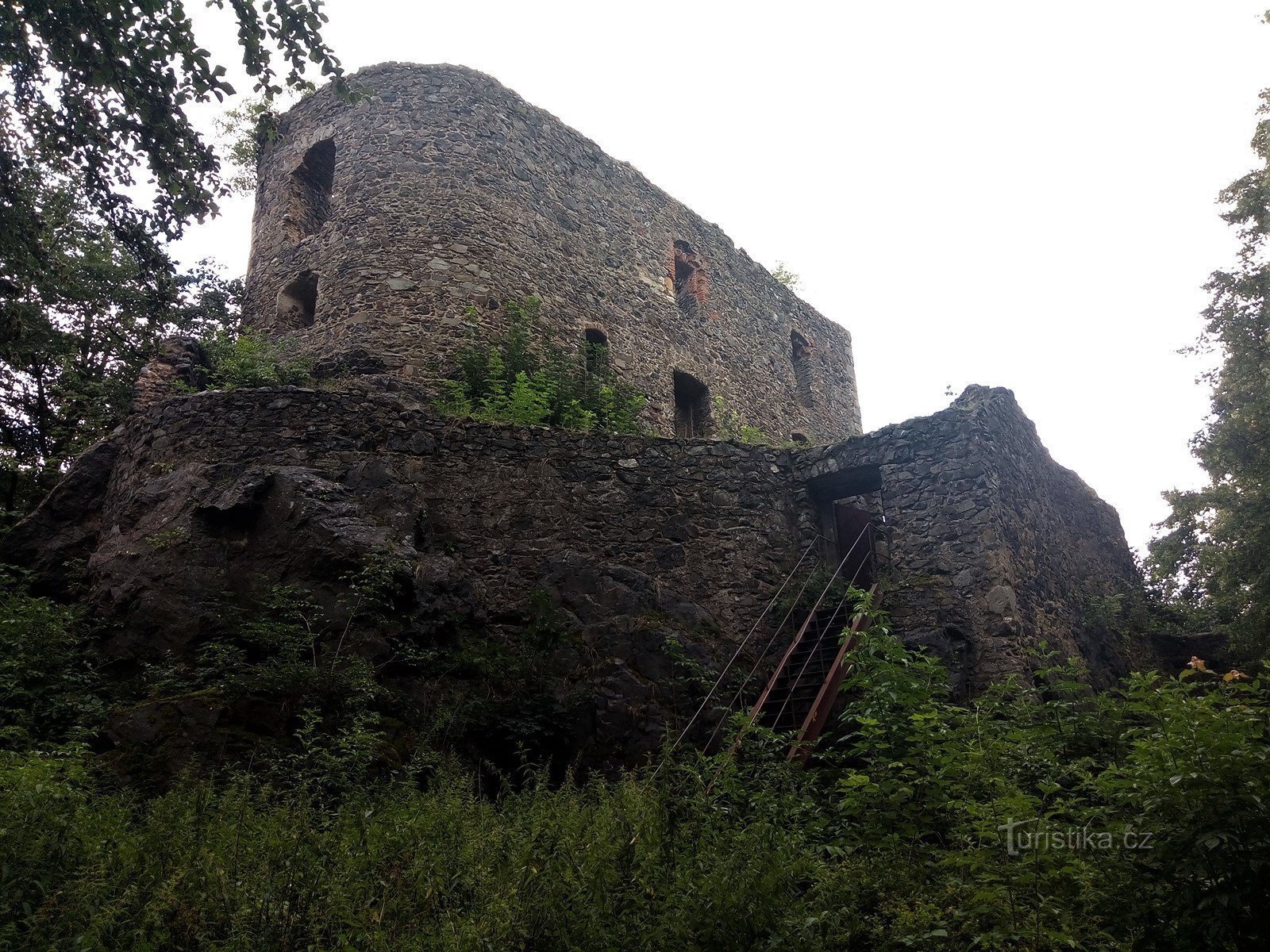 die Ruinen der Burg Vlčtejn