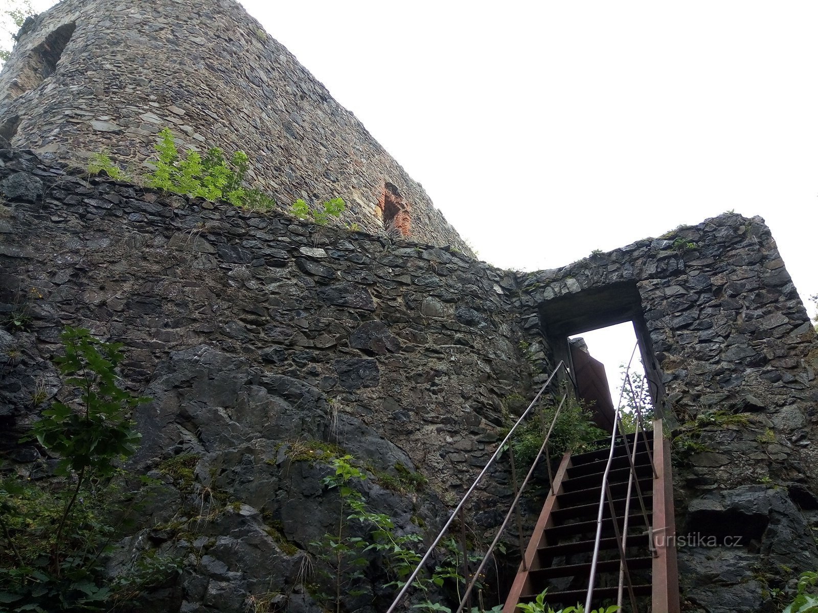 die Ruinen der Burg Vlčtejn