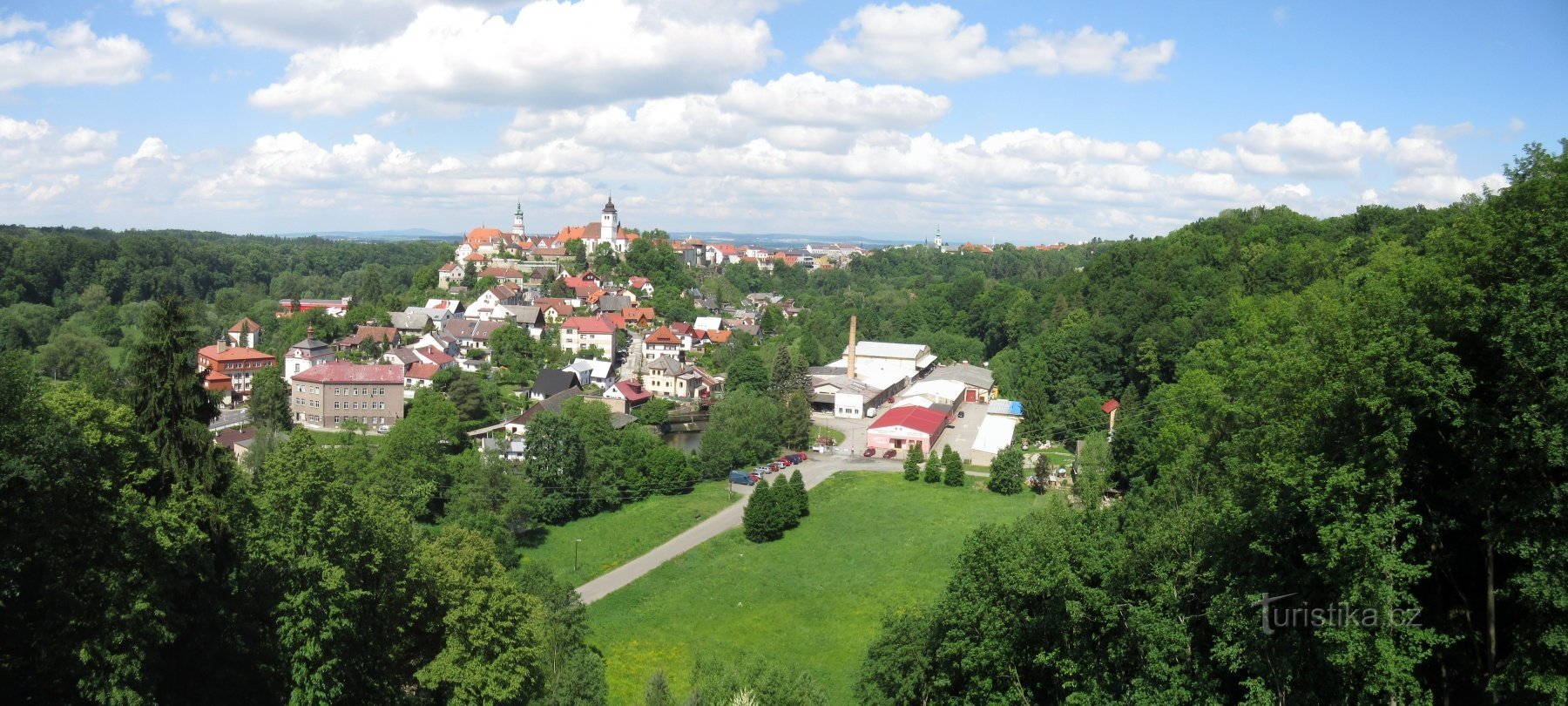 Le rovine del castello di Výrov (chiamato anche il vecchio castello) e il belvedere di Juránk