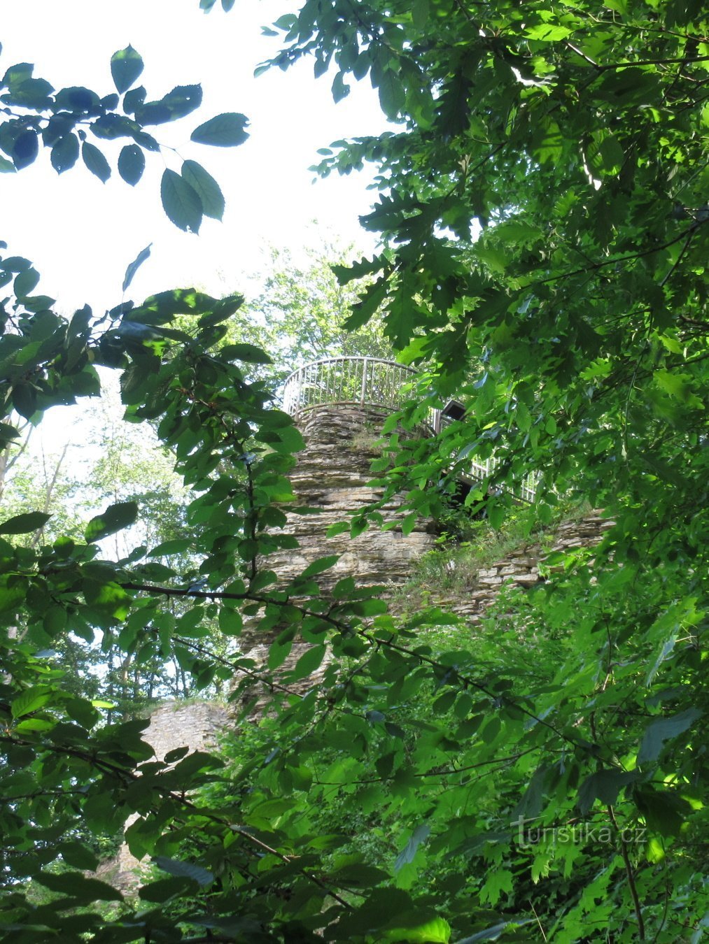 Las ruinas del Castillo de Výrov (también conocido como el Castillo Viejo) y el Mirador de Juránk