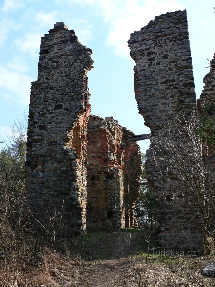 De ruïnes van de kapel van de Verheffing van St. crisis