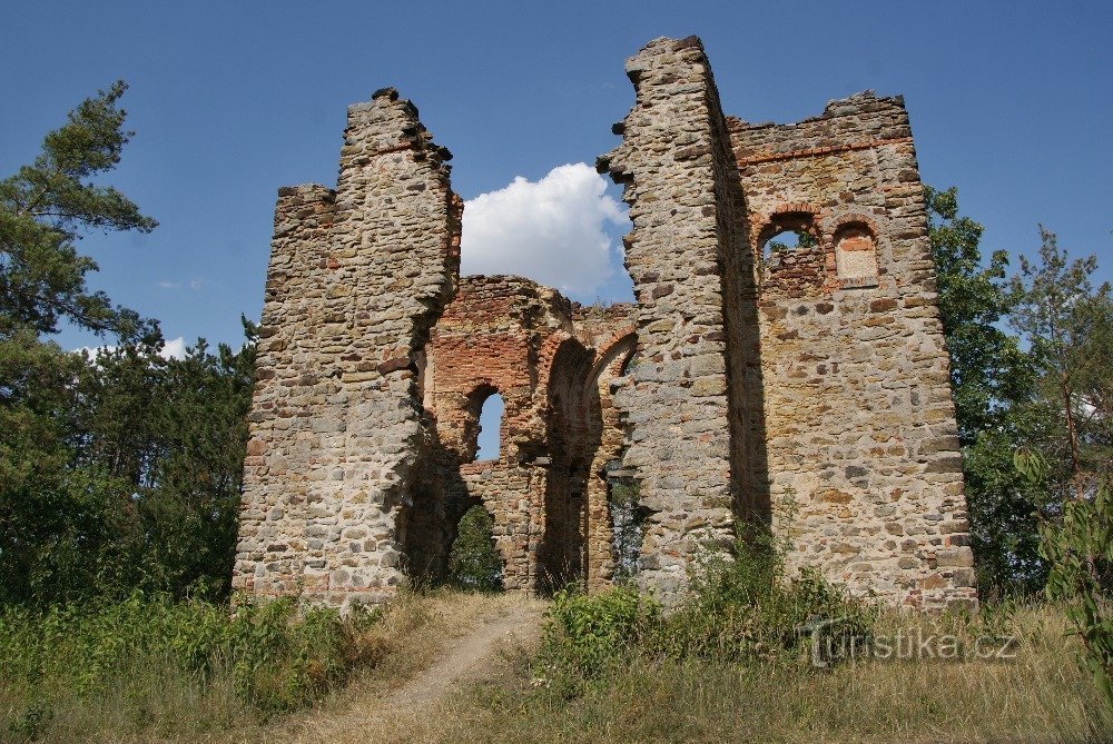 Ruinen der Kapelle der Erhöhung des Hl. Kreuze auf Břístevská hóra