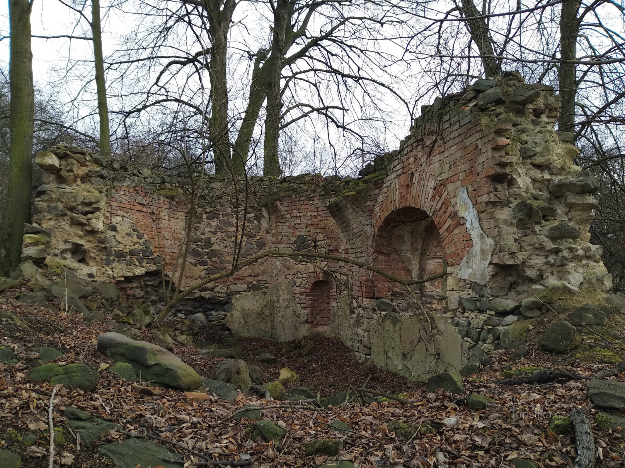 as ruínas da capela de S. Chama