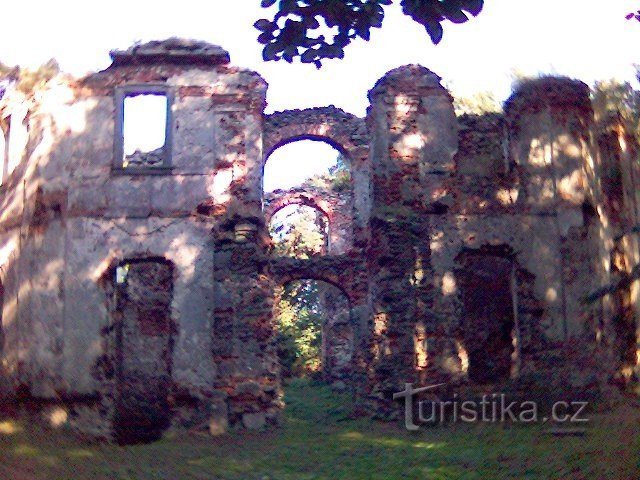 ruinerne af klostret på Vysoká-bakken