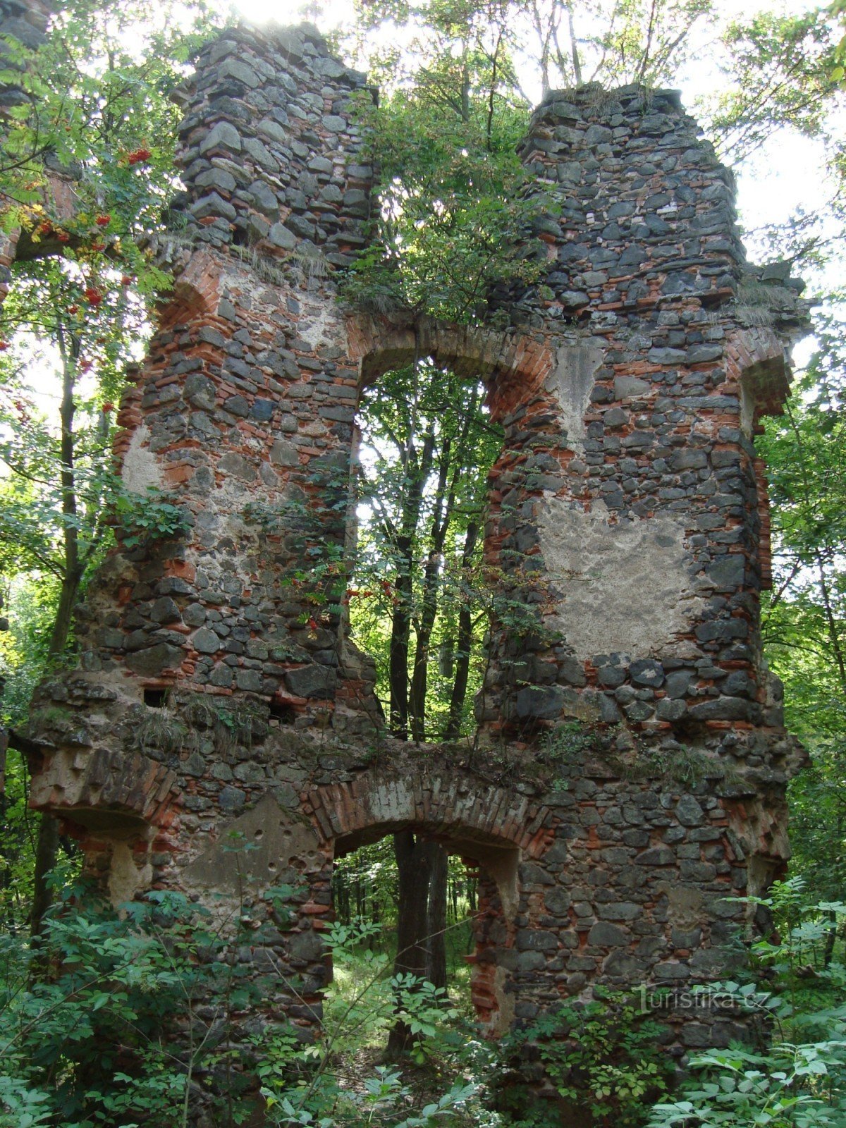 Las ruinas de un pabellón de caza.