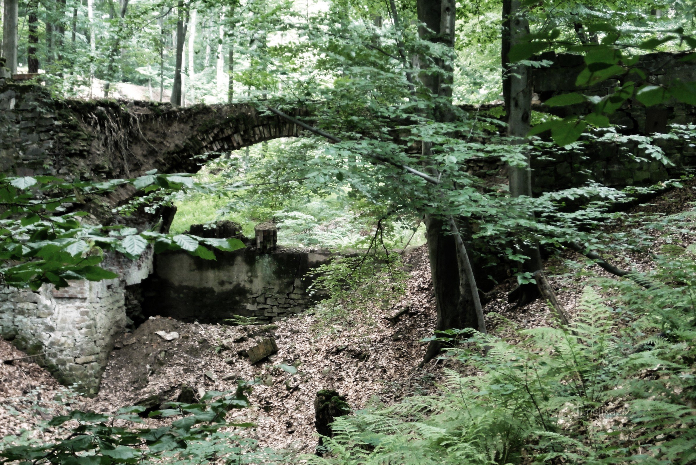 ruinerna av bron i Slottsparken i Dobroslavice
